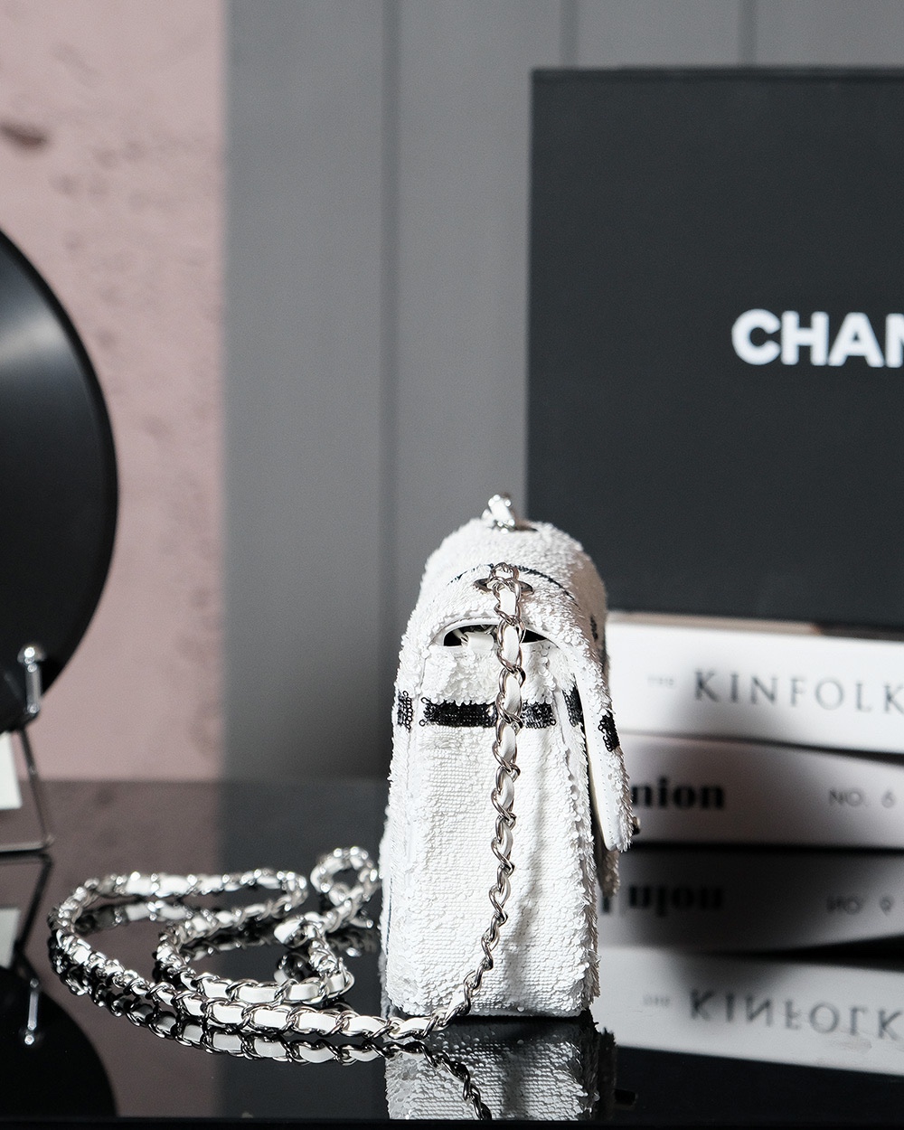 CHANEL 𝟐𝟒𝐁 Bow 🎀 Sequins cf Size: 𝟏𝟎𝐱𝟐 𝟎𝐱𝟕𝐜𝐦 (upgraded version) 24b new bow 🎀 sequin bag is here It may be a 24a good few bow elements of the baby pop-ups this season and launched a new sequins with a bow Element development coefficient of difficulty is very large with the original point to do the same black white two colors are good black and white with a sense of senior full-High imitation factory