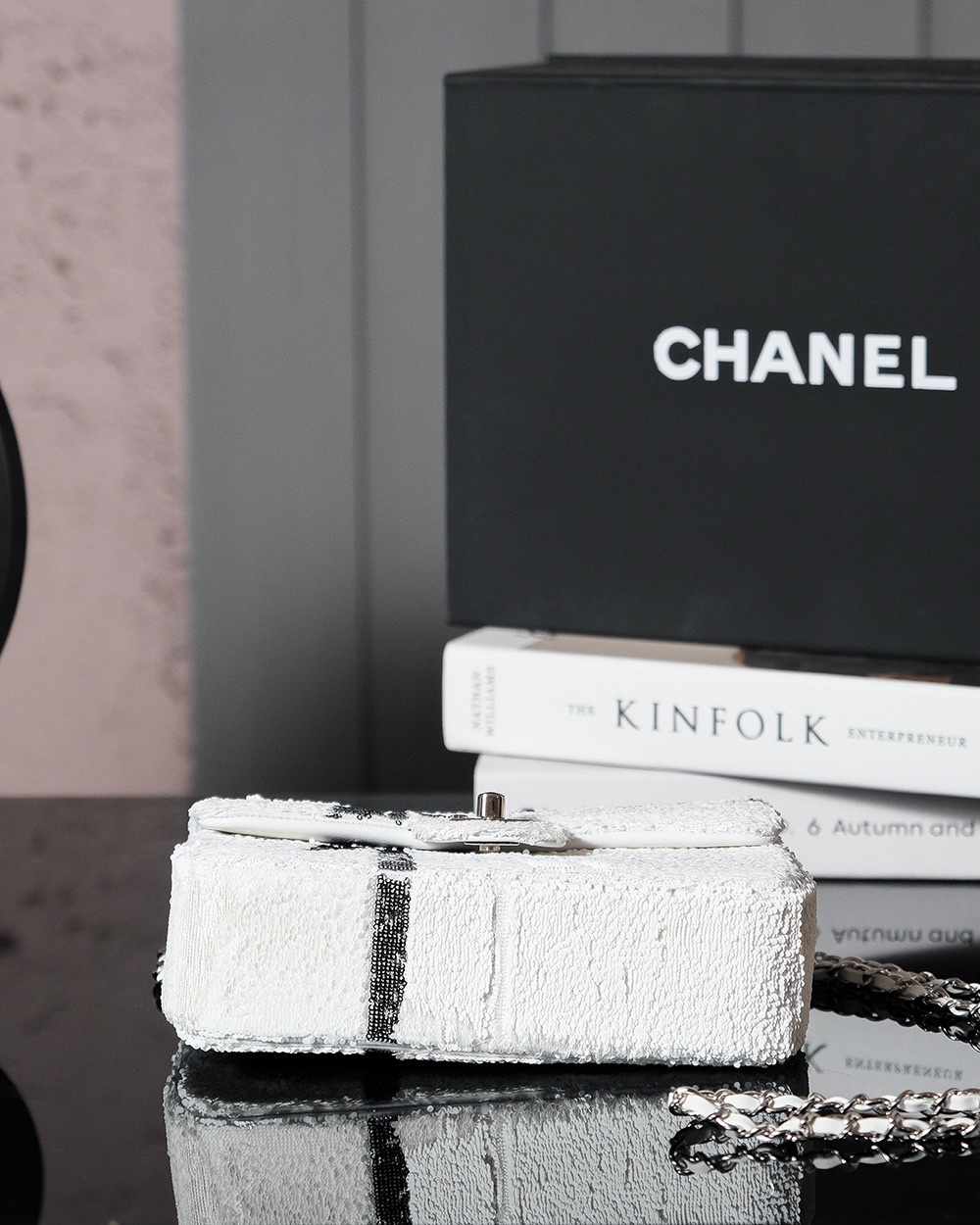 CHANEL 𝟐𝟒𝐁 Bow 🎀 Sequins cf Size: 𝟏𝟎𝐱𝟐 𝟎𝐱𝟕𝐜𝐦 (upgraded version) 24b new bow 🎀 sequin bag is here It may be a 24a good few bow elements of the baby pop-ups this season and launched a new sequins with a bow Element development coefficient of difficulty is very large with the original point to do the same black white two colors are good black and white with a sense of senior full-High imitation factory