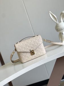 P1040 Dynamic Chip Metis Messenger Bag M47142 Blue M40780M46552M41487 M44071 M12711 M44881 Its top of the market the most shipment The rich sense of three-dimensional shape and exquisite interior design of the handbag can hold all the daily essentials and Monogram Empreinte leather adds a sense of elegance. Compact size with many practical pockets and compartments Original vacuum nano-electroplating technology of the special S-shaped steel buckle 🍎 Quality as shown Feel free to feel Any in and out of the counter Size: 25 x 19 x 9cm-High Faux Factory