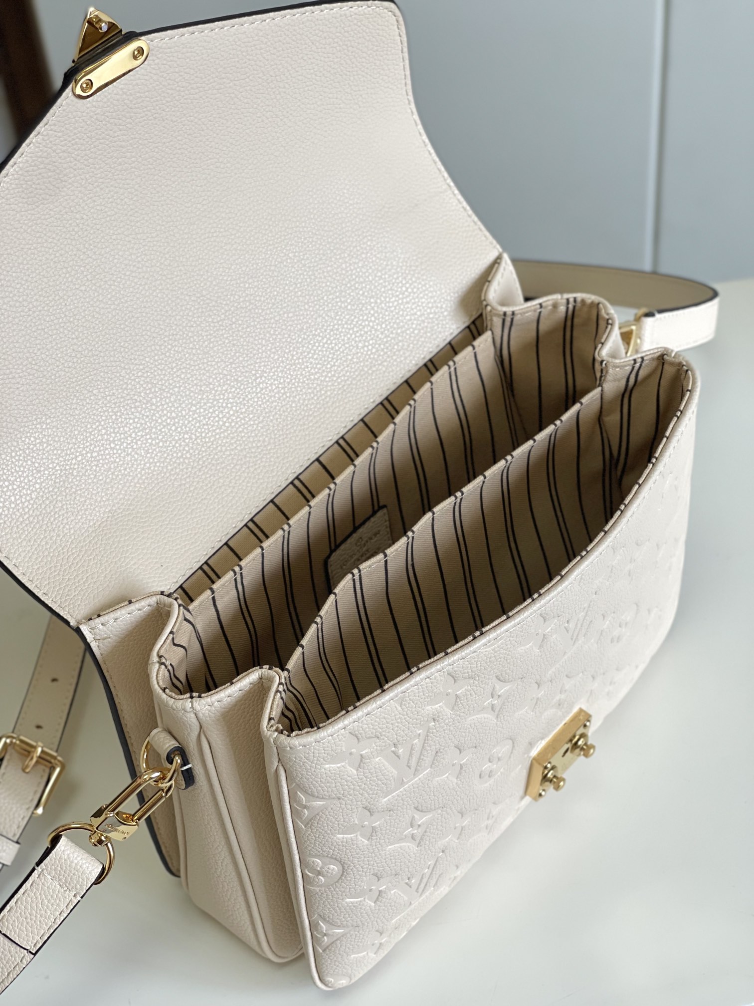 P1040 Dynamic Chip Metis Messenger Bag M47142 Blue M40780M46552M41487 M44071 M12711 M44881 Its top of the market the most shipment The rich sense of three-dimensional shape and exquisite interior design of the handbag can hold all the daily essentials and Monogram Empreinte leather adds a sense of elegance. Compact size with many practical pockets and compartments Original vacuum nano-electroplating technology of the special S-shaped steel buckle 🍎 Quality as shown Feel free to feel Any in and out of the counter Size: 25 x 19 x 9cm-High Faux Factory