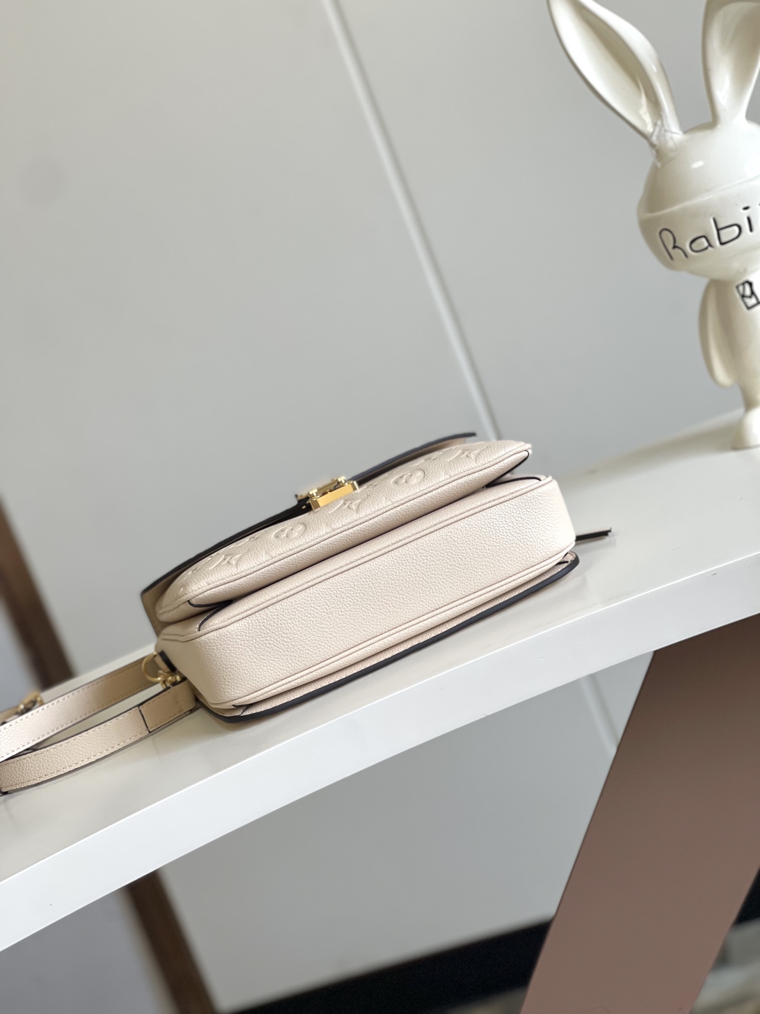 P1040 Dynamic Chip Metis Messenger Bag M47142 Blue M40780M46552M41487 M44071 M12711 M44881 Its top of the market the most shipment The rich sense of three-dimensional shape and exquisite interior design of the handbag can hold all the daily essentials and Monogram Empreinte leather adds a sense of elegance. Compact size with many practical pockets and compartments Original vacuum nano-electroplating technology of the special S-shaped steel buckle 🍎 Quality as shown Feel free to feel Any in and out of the counter Size: 25 x 19 x 9cm-High Faux Factory