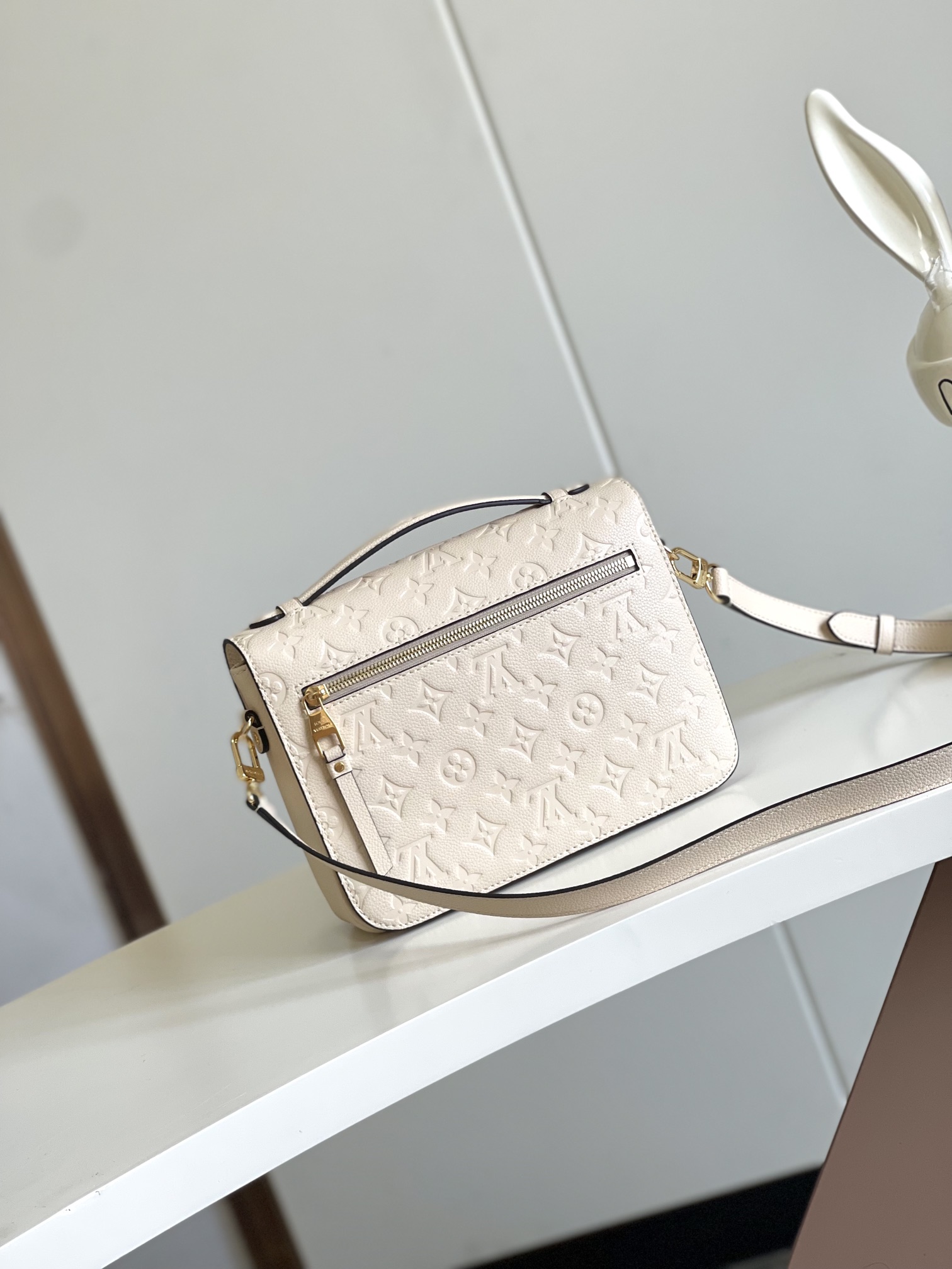 P1040 Dynamic Chip Metis Messenger Bag M47142 Blue M40780M46552M41487 M44071 M12711 M44881 Its top of the market the most shipment The rich sense of three-dimensional shape and exquisite interior design of the handbag can hold all the daily essentials and Monogram Empreinte leather adds a sense of elegance. Compact size with many practical pockets and compartments Original vacuum nano-electroplating technology of the special S-shaped steel buckle 🍎 Quality as shown Feel free to feel Any in and out of the counter Size: 25 x 19 x 9cm-High Faux Factory