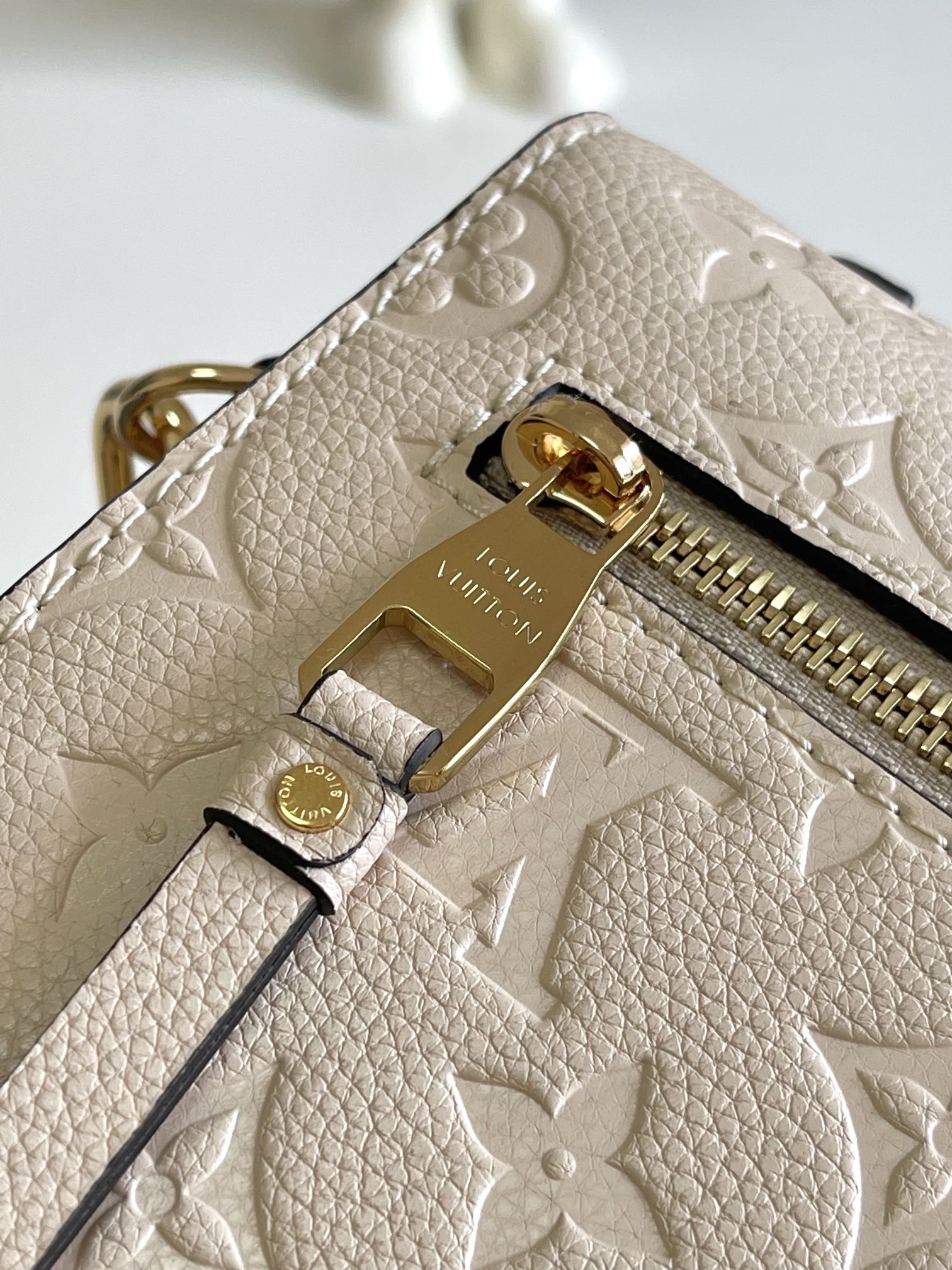 P1040 Dynamic Chip Metis Messenger Bag M47142 Blue M40780M46552M41487 M44071 M12711 M44881 Its top of the market the most shipment The rich sense of three-dimensional shape and exquisite interior design of the handbag can hold all the daily essentials and Monogram Empreinte leather adds a sense of elegance. Compact size with many practical pockets and compartments Original vacuum nano-electroplating technology of the special S-shaped steel buckle 🍎 Quality as shown Feel free to feel Any in and out of the counter Size: 25 x 19 x 9cm-High Faux Factory