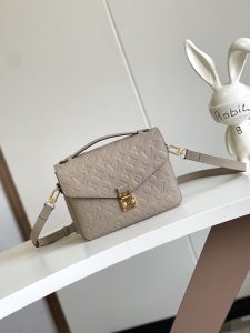 P1040 Dynamic Chip Metis Messenger Bag M47142 Blue M40780M46552M41487 M44071 M12711 M44881 Its top of the market the most shipment The rich sense of three-dimensional shape and exquisite interior design of the handbag can hold all the daily essentials and Monogram Empreinte leather adds a sense of elegance. Compact size with many practical pockets and compartments Original vacuum nano-electroplating technology of the special S-shaped steel buckle 🍎 Quality as shown Feel free to feel Any in and out of the counter Size: 25 x 19 x 9cm-High Faux Factory
