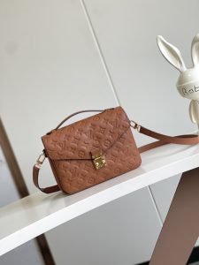 P1040 Dynamic Chip Metis Messenger Bag M47142 Blue M40780M46552M41487 M44071 M12711 M44881 Its top of the market the most shipment The rich sense of three-dimensional shape and exquisite interior design of the handbag can hold all the daily essentials and Monogram Empreinte leather adds a sense of elegance. Compact size with many practical pockets and compartments Original vacuum nano-electroplating technology of the special S-shaped steel buckle 🍎 Quality as shown Feel free to feel Any in and out of the counter Size: 25 x 19 x 9cm-High Faux Factory