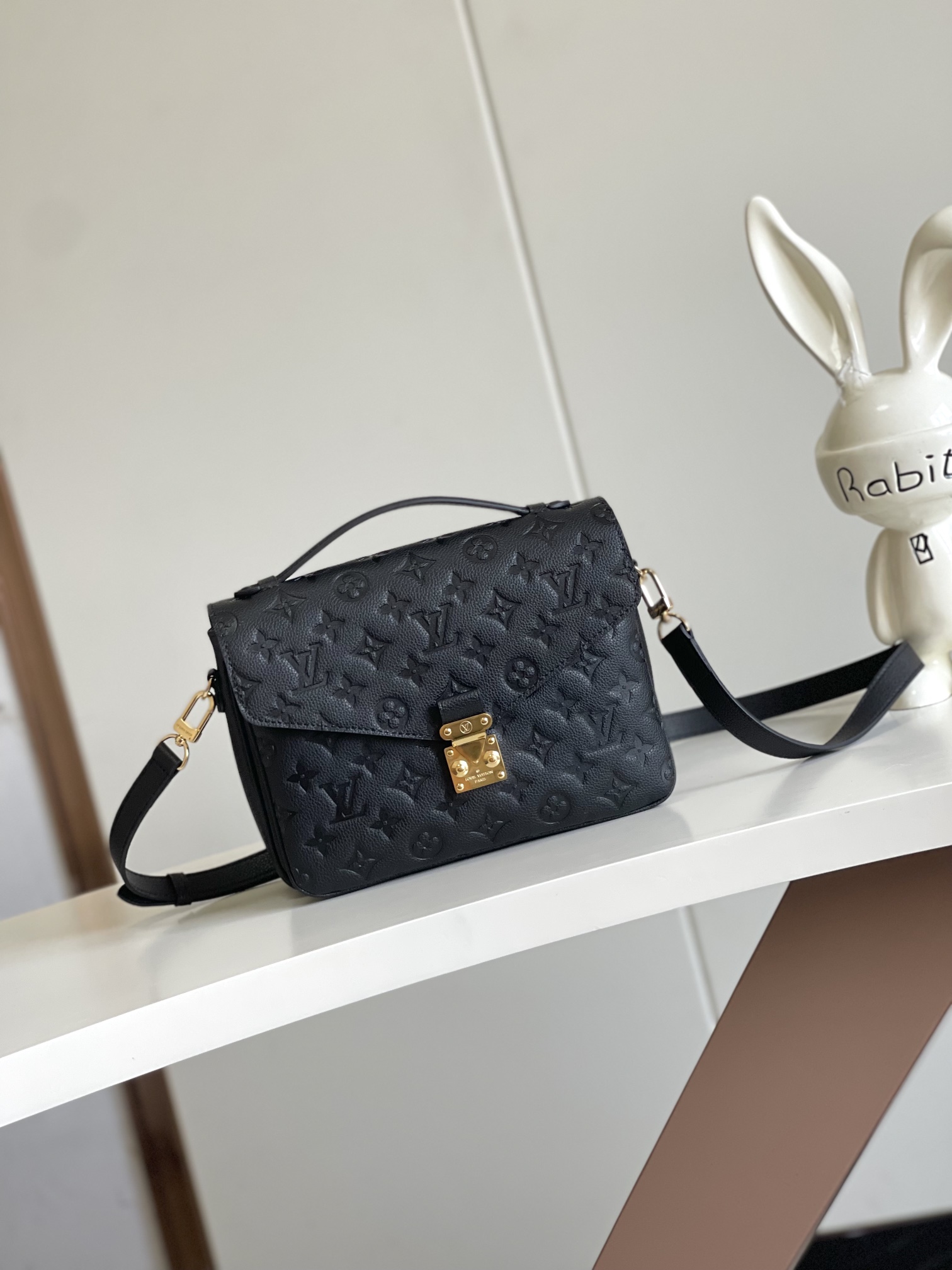 P1040 Dynamic Chip Metis Messenger Bag M47142 Blue M40780M46552M41487 M44071 M12711 M44881 Its top of the market the most shipment The rich sense of three-dimensional shape and exquisite interior design of the handbag can hold all the daily essentials and Monogram Empreinte leather adds a sense of elegance. Compact size with many practical pockets and compartments Original vacuum nano-electroplating technology of the special S-shaped steel buckle 🍎 Quality as shown Feel free to feel Any in and out of the counter Size: 25 x 19 x 9cm-High Faux Factory
