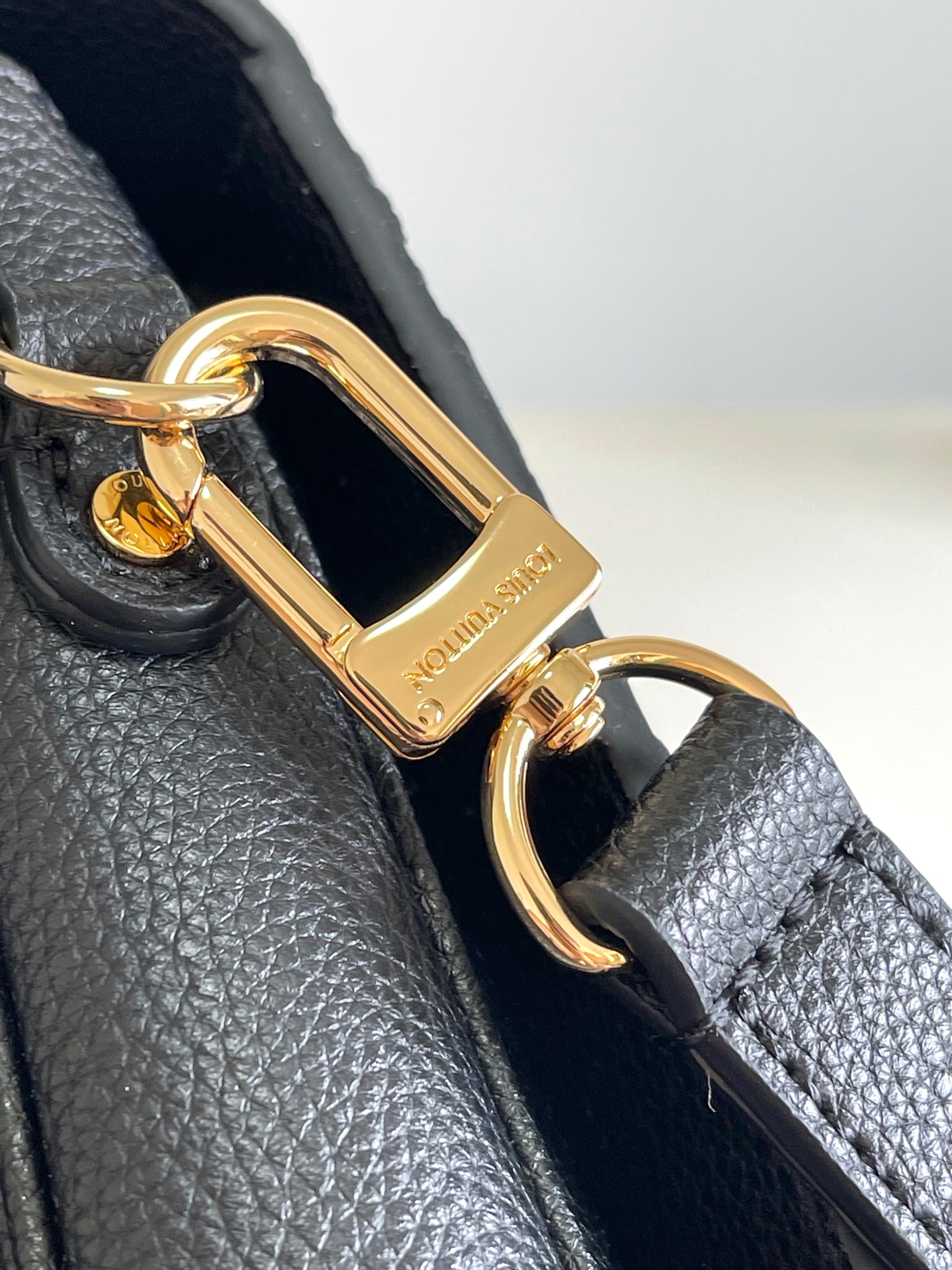 P1040 Dynamic Chip Metis Messenger Bag M47142 Blue M40780M46552M41487 M44071 M12711 M44881 Its top of the market the most shipment The rich sense of three-dimensional shape and exquisite interior design of the handbag can hold all the daily essentials and Monogram Empreinte leather adds a sense of elegance. Compact size with many practical pockets and compartments Original vacuum nano-electroplating technology of the special S-shaped steel buckle 🍎 Quality as shown Feel free to feel Any in and out of the counter Size: 25 x 19 x 9cm-High Faux Factory