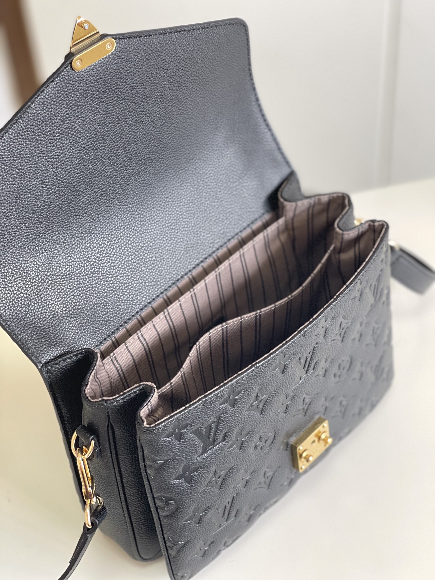 P1040 Dynamic Chip Metis Messenger Bag M47142 Blue M40780M46552M41487 M44071 M12711 M44881 Its top of the market the most shipment The rich sense of three-dimensional shape and exquisite interior design of the handbag can hold all the daily essentials and Monogram Empreinte leather adds a sense of elegance. Compact size with many practical pockets and compartments Original vacuum nano-electroplating technology of the special S-shaped steel buckle 🍎 Quality as shown Feel free to feel Any in and out of the counter Size: 25 x 19 x 9cm-High Faux Factory
