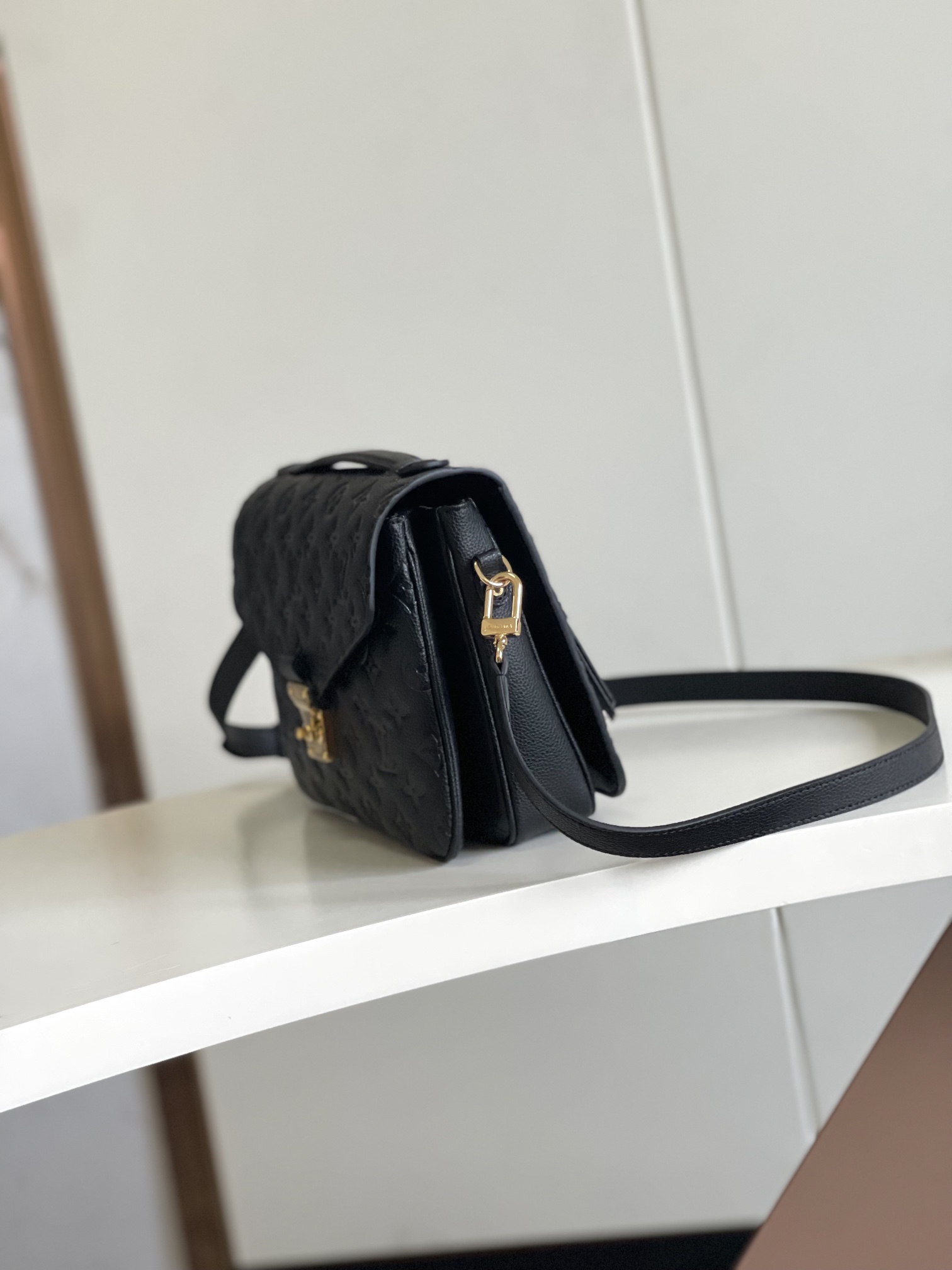 P1040 Dynamic Chip Metis Messenger Bag M47142 Blue M40780M46552M41487 M44071 M12711 M44881 Its top of the market the most shipment The rich sense of three-dimensional shape and exquisite interior design of the handbag can hold all the daily essentials and Monogram Empreinte leather adds a sense of elegance. Compact size with many practical pockets and compartments Original vacuum nano-electroplating technology of the special S-shaped steel buckle 🍎 Quality as shown Feel free to feel Any in and out of the counter Size: 25 x 19 x 9cm-High Faux Factory