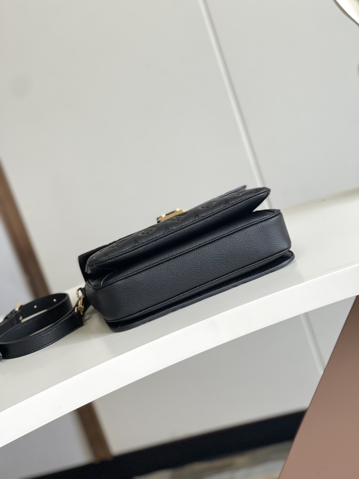 P1040 Dynamic Chip Metis Messenger Bag M47142 Blue M40780M46552M41487 M44071 M12711 M44881 Its top of the market the most shipment The rich sense of three-dimensional shape and exquisite interior design of the handbag can hold all the daily essentials and Monogram Empreinte leather adds a sense of elegance. Compact size with many practical pockets and compartments Original vacuum nano-electroplating technology of the special S-shaped steel buckle 🍎 Quality as shown Feel free to feel Any in and out of the counter Size: 25 x 19 x 9cm-High Faux Factory