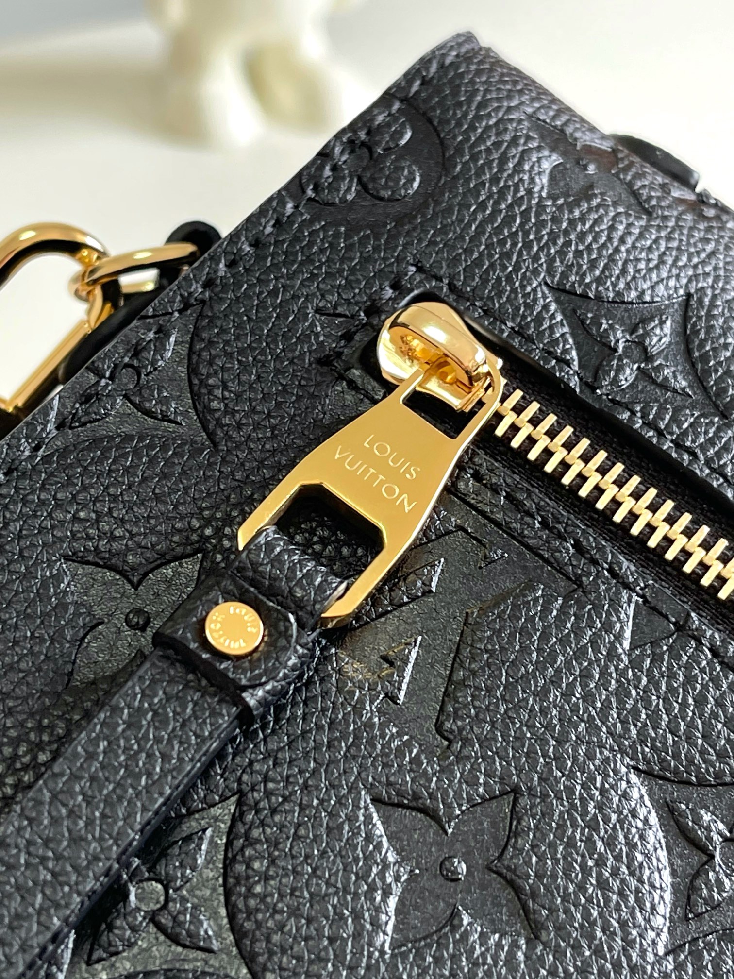 P1040 Dynamic Chip Metis Messenger Bag M47142 Blue M40780M46552M41487 M44071 M12711 M44881 Its top of the market the most shipment The rich sense of three-dimensional shape and exquisite interior design of the handbag can hold all the daily essentials and Monogram Empreinte leather adds a sense of elegance. Compact size with many practical pockets and compartments Original vacuum nano-electroplating technology of the special S-shaped steel buckle 🍎 Quality as shown Feel free to feel Any in and out of the counter Size: 25 x 19 x 9cm-High Faux Factory