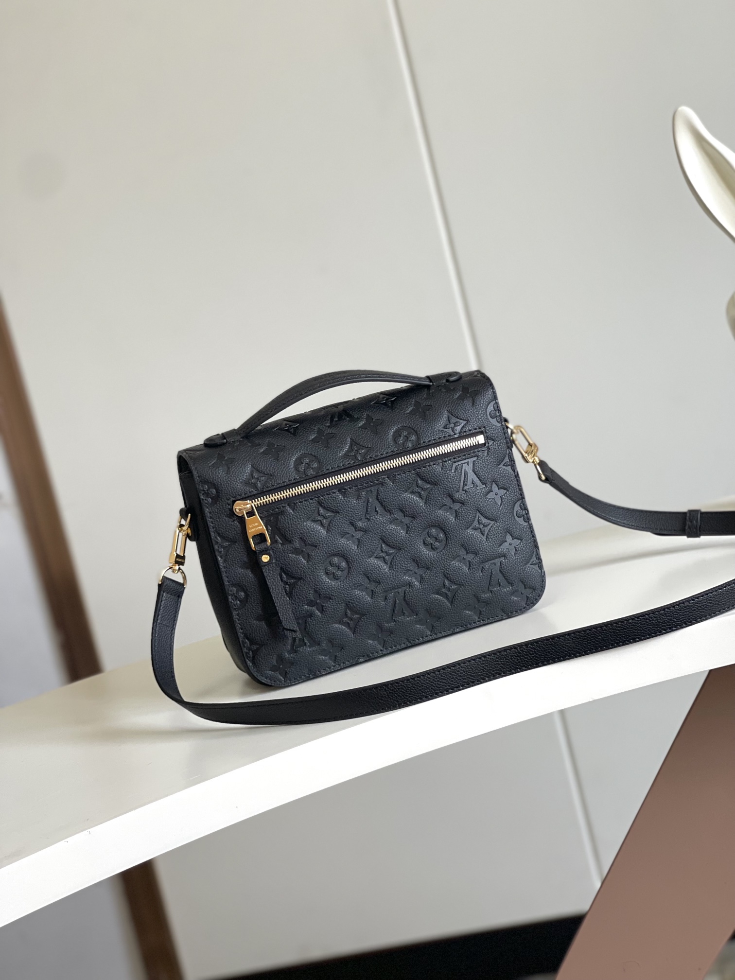 P1040 Dynamic Chip Metis Messenger Bag M47142 Blue M40780M46552M41487 M44071 M12711 M44881 Its top of the market the most shipment The rich sense of three-dimensional shape and exquisite interior design of the handbag can hold all the daily essentials and Monogram Empreinte leather adds a sense of elegance. Compact size with many practical pockets and compartments Original vacuum nano-electroplating technology of the special S-shaped steel buckle 🍎 Quality as shown Feel free to feel Any in and out of the counter Size: 25 x 19 x 9cm-High Faux Factory
