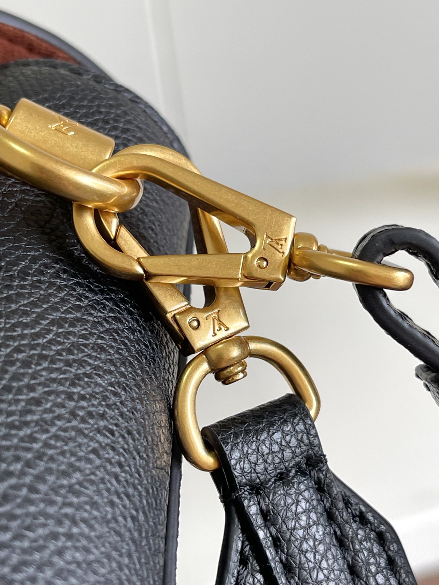 P1300 Dynamic Chip M24639 M24640 M25359 This Soft Twist handbag is made from supple cowhide leather and features a generous size to reinterpret the iconic Twist handbag with aged metal pieces for an eye-catching look. The snug fit and multiple carrying options make for a comfortable travel experience Size: 27 x 19 x 9 cm (L x H x W)-High-Fashion Factory