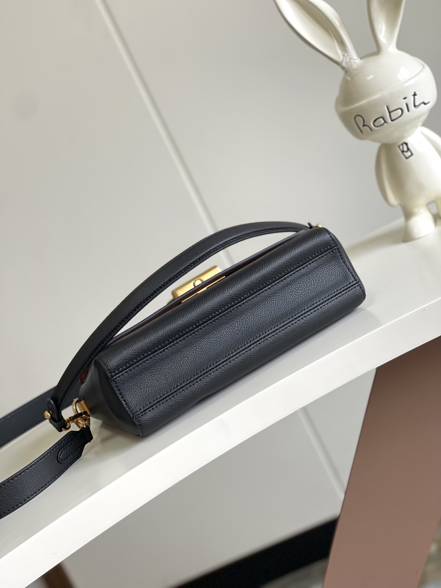 P1300 Dynamic Chip M24639 M24640 M25359 This Soft Twist handbag is made from supple cowhide leather and features a generous size to reinterpret the iconic Twist handbag with aged metal pieces for an eye-catching look. The snug fit and multiple carrying options make for a comfortable travel experience Size: 27 x 19 x 9 cm (L x H x W)-High-Fashion Factory