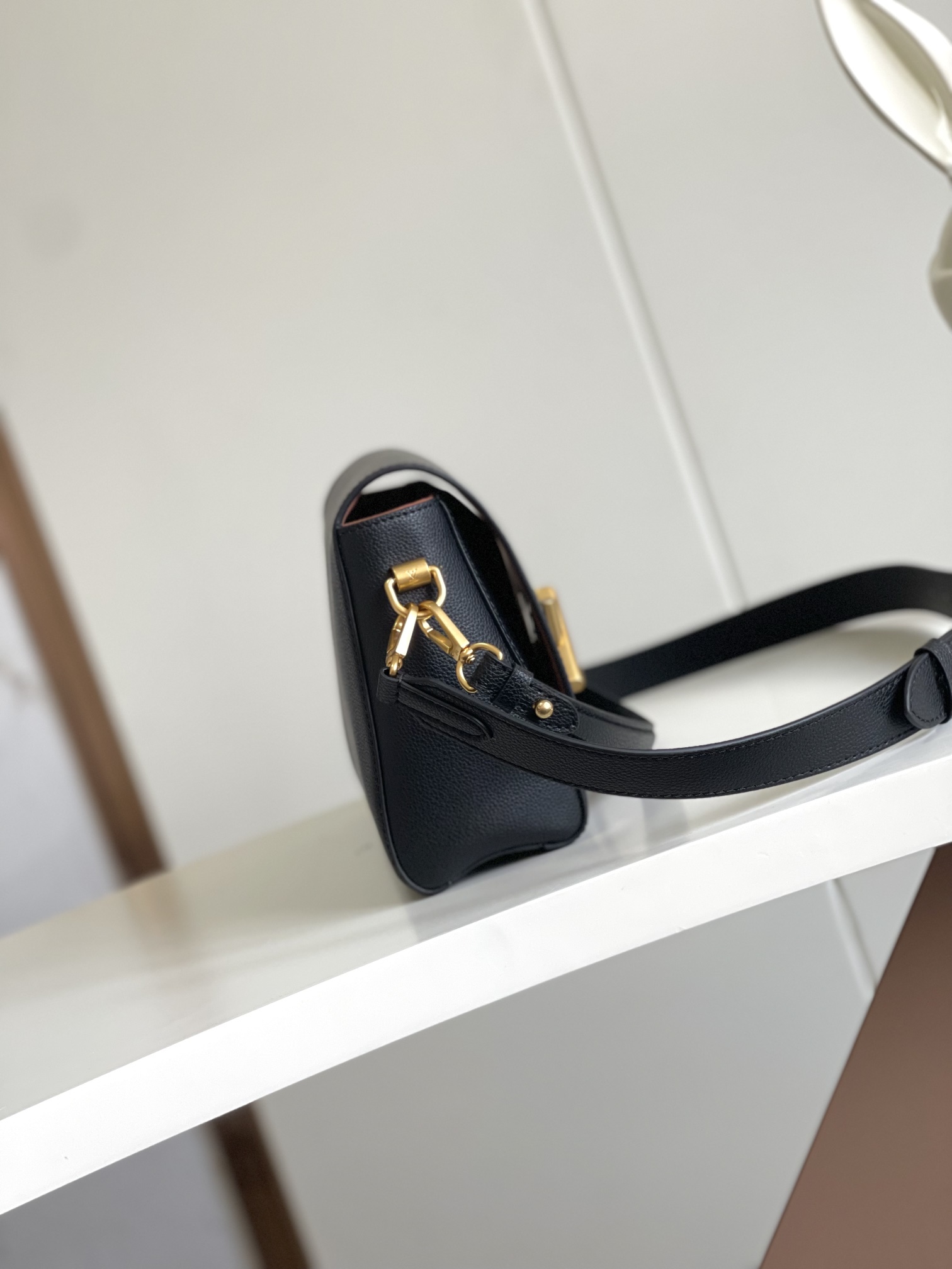 P1300 Dynamic Chip M24639 M24640 M25359 This Soft Twist handbag is made from supple cowhide leather and features a generous size to reinterpret the iconic Twist handbag with aged metal pieces for an eye-catching look. The snug fit and multiple carrying options make for a comfortable travel experience Size: 27 x 19 x 9 cm (L x H x W)-High-Fashion Factory