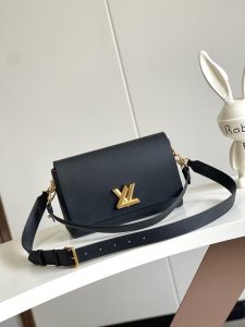 P1300 Dynamic Chip M24639 M24640 M25359 This Soft Twist handbag is made from supple cowhide leather and features a generous size to reinterpret the iconic Twist handbag with aged metal pieces for an eye-catching look. The snug fit and multiple carrying options make for a comfortable travel experience Size: 27 x 19 x 9 cm (L x H x W)-High-Fashion Factory