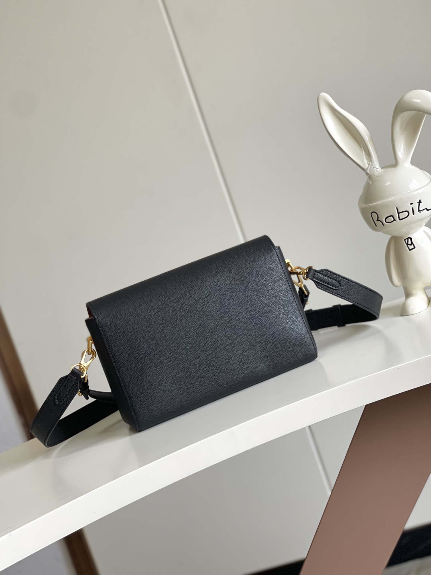P1300 Dynamic Chip M24639 M24640 M25359 This Soft Twist handbag is made from supple cowhide leather and features a generous size to reinterpret the iconic Twist handbag with aged metal pieces for an eye-catching look. The snug fit and multiple carrying options make for a comfortable travel experience Size: 27 x 19 x 9 cm (L x H x W)-High-Fashion Factory