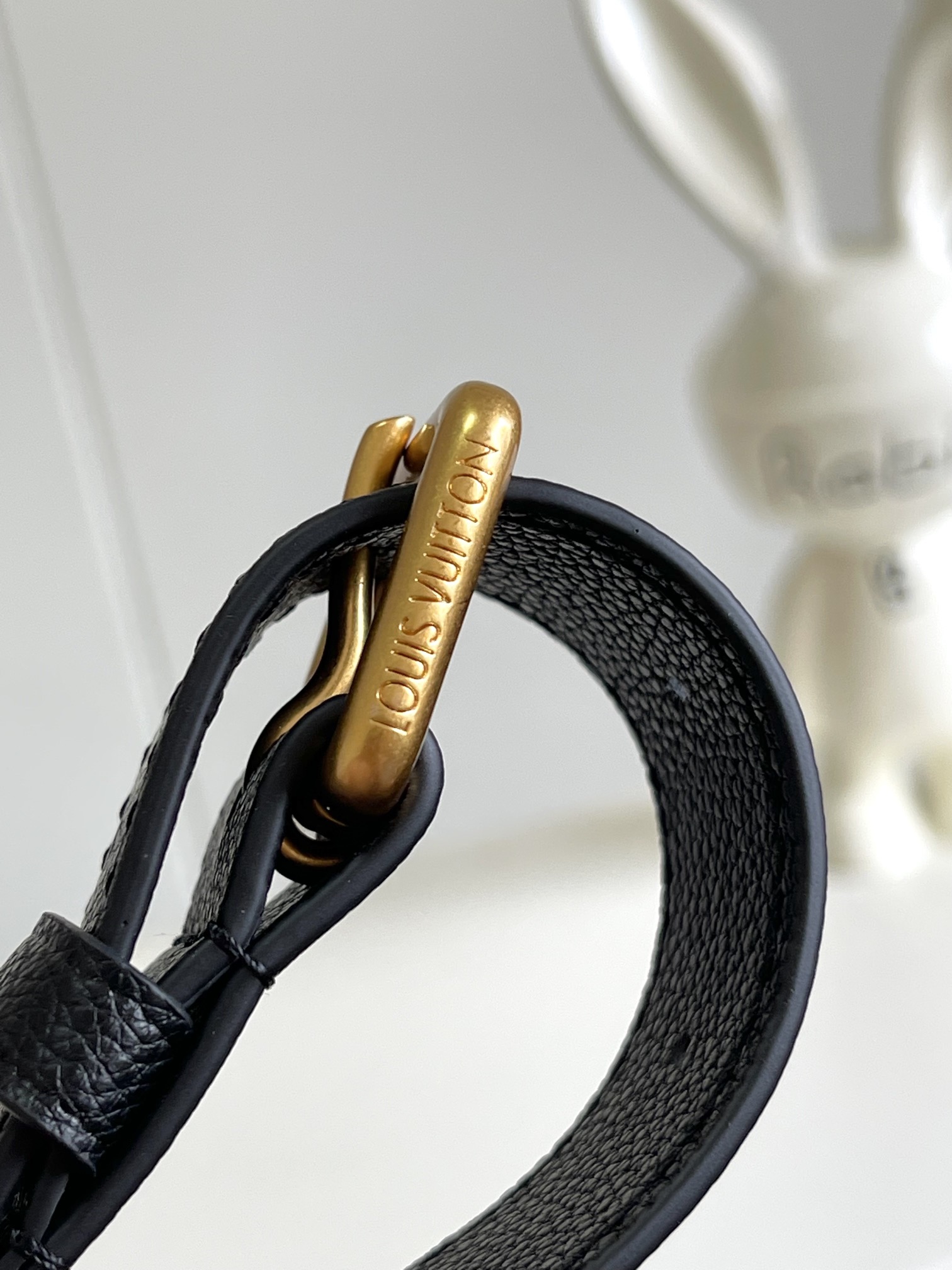 P1300 Dynamic Chip M24639 M24640 M25359 This Soft Twist handbag is made from supple cowhide leather and features a generous size to reinterpret the iconic Twist handbag with aged metal pieces for an eye-catching look. The snug fit and multiple carrying options make for a comfortable travel experience Size: 27 x 19 x 9 cm (L x H x W)-High-Fashion Factory