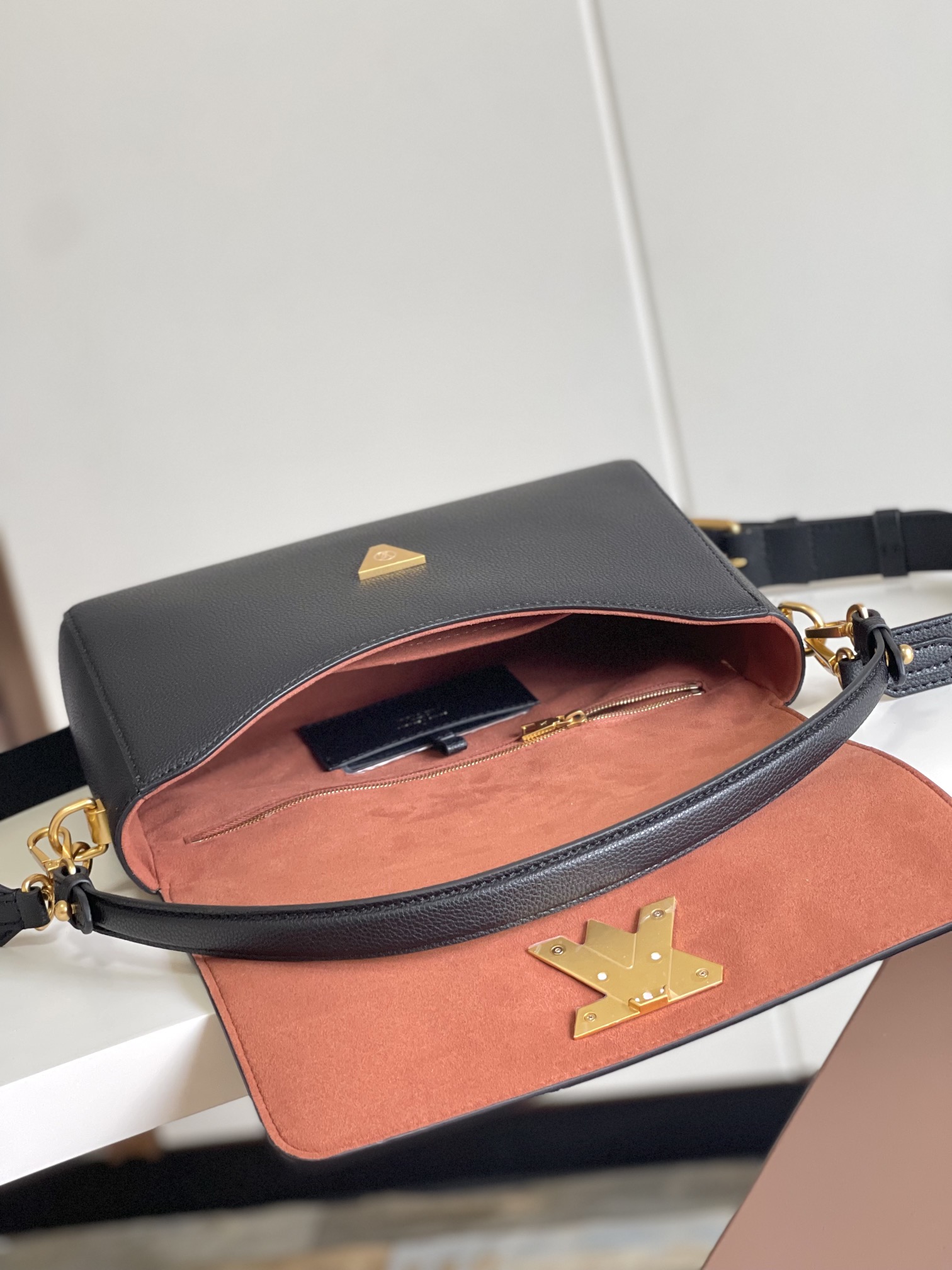 P1300 Dynamic Chip M24639 M24640 M25359 This Soft Twist handbag is made from supple cowhide leather and features a generous size to reinterpret the iconic Twist handbag with aged metal pieces for an eye-catching look. The snug fit and multiple carrying options make for a comfortable travel experience Size: 27 x 19 x 9 cm (L x H x W)-High-Fashion Factory