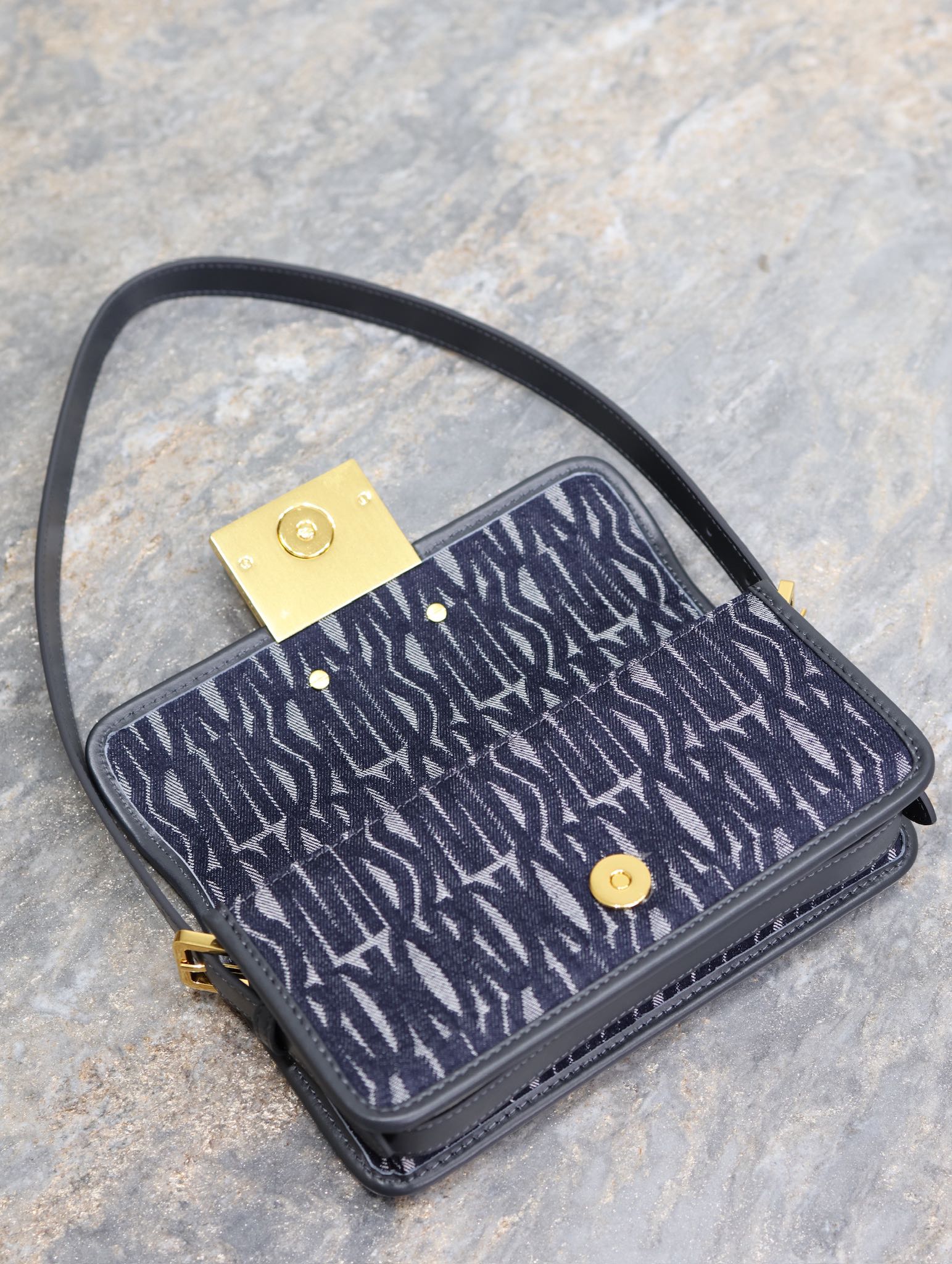 P1240 Miss Dior Flap Bag 💯"Denim Embroidery "This Miss Dior Flap Bag is a new addition to the Winter 2014 Ready-to-Wear collection, reinterpreting Dior's classic styles with modern elegance, crafted in blue denim and decorated with the collection's iconic Miss Dior Allover motif, inspired by the Dior design archives of Marc Bohan. Inspired by Marc Bohan's Dior design archives, the collection is a modern take on 1960s chic with contrasting vintage gold-tone metal plaques adorned with the Miss Dior logo for an everlasting aesthetic. The flap lower compartment features a zippered pocket for organizing everyday essentials, and an adjustable strap that can be worn over the shoulder to create a chic look that exudes haute couture. Miss Dior logo metal plaqueMagnetic flap closureAdjustable leather shoulder strapInterior compartmentInterior zipped pocket and slit pocketModel No.: 2610Size: 22 x 11 x 6 cm (L x H x W)Holds 1 cell phone, 1 wallet and lipstick-High-quality imitation factory