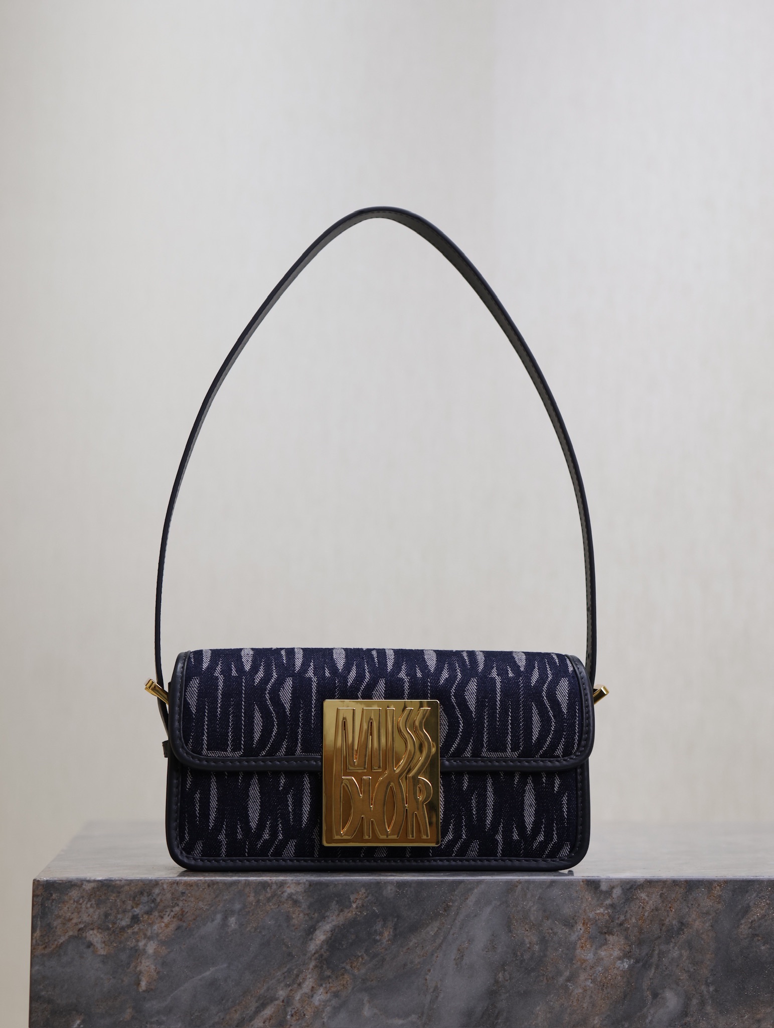 P1240 Miss Dior Flap Bag 💯"Denim Embroidery "This Miss Dior Flap Bag is a new addition to the Winter 2014 Ready-to-Wear collection, reinterpreting Dior's classic styles with modern elegance, crafted in blue denim and decorated with the collection's iconic Miss Dior Allover motif, inspired by the Dior design archives of Marc Bohan. Inspired by Marc Bohan's Dior design archives, the collection is a modern take on 1960s chic with contrasting vintage gold-tone metal plaques adorned with the Miss Dior logo for an everlasting aesthetic. The flap lower compartment features a zippered pocket for organizing everyday essentials, and an adjustable strap that can be worn over the shoulder to create a chic look that exudes haute couture. Miss Dior logo metal plaqueMagnetic flap closureAdjustable leather shoulder strapInterior compartmentInterior zipped pocket and slit pocketModel No.: 2610Size: 22 x 11 x 6 cm (L x H x W)Holds 1 cell phone, 1 wallet and lipstick-High-quality imitation factory