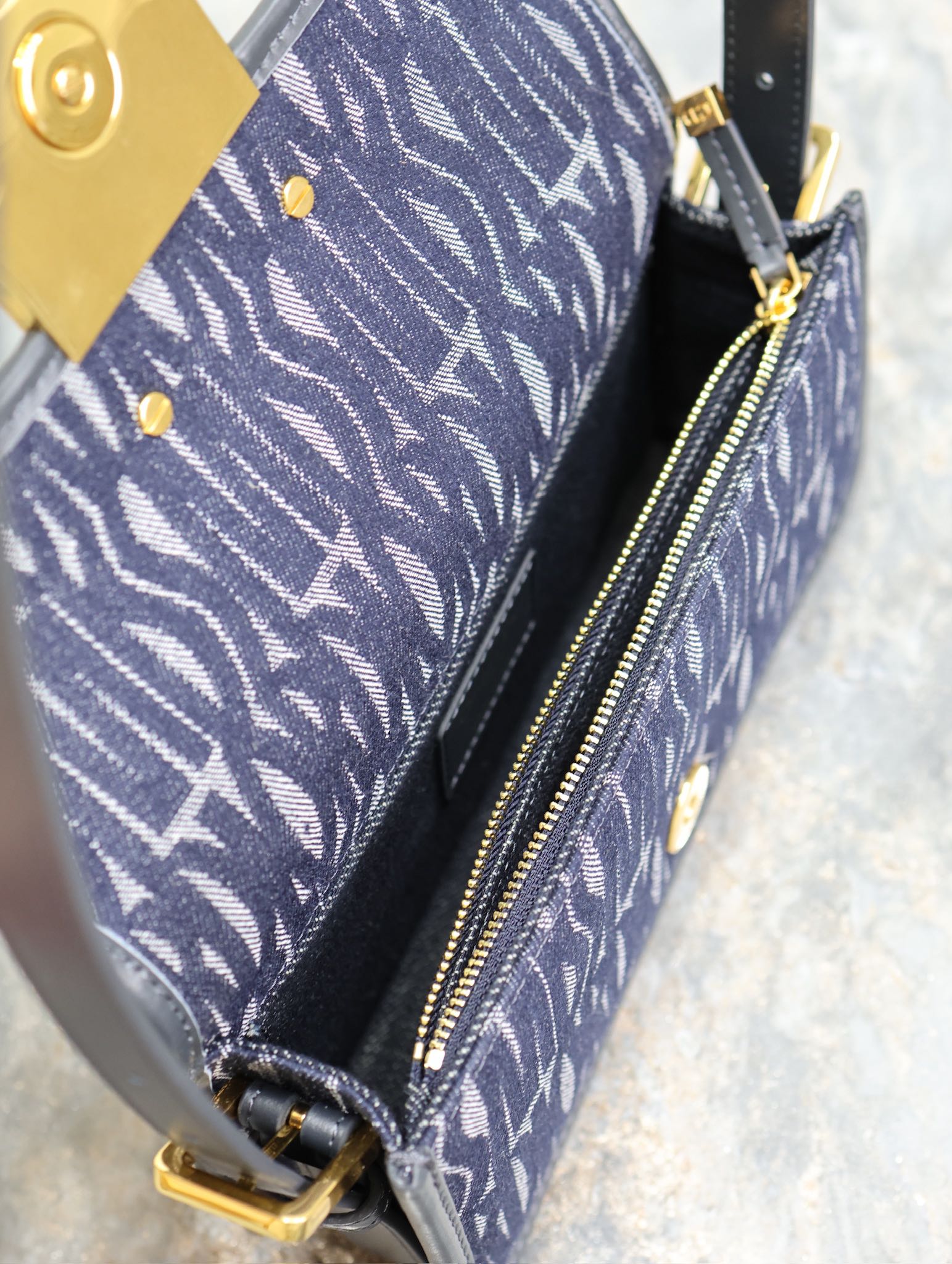 P1240 Miss Dior Flap Bag 💯"Denim Embroidery "This Miss Dior Flap Bag is a new addition to the Winter 2014 Ready-to-Wear collection, reinterpreting Dior's classic styles with modern elegance, crafted in blue denim and decorated with the collection's iconic Miss Dior Allover motif, inspired by the Dior design archives of Marc Bohan. Inspired by Marc Bohan's Dior design archives, the collection is a modern take on 1960s chic with contrasting vintage gold-tone metal plaques adorned with the Miss Dior logo for an everlasting aesthetic. The flap lower compartment features a zippered pocket for organizing everyday essentials, and an adjustable strap that can be worn over the shoulder to create a chic look that exudes haute couture. Miss Dior logo metal plaqueMagnetic flap closureAdjustable leather shoulder strapInterior compartmentInterior zipped pocket and slit pocketModel No.: 2610Size: 22 x 11 x 6 cm (L x H x W)Holds 1 cell phone, 1 wallet and lipstick-High-quality imitation factory