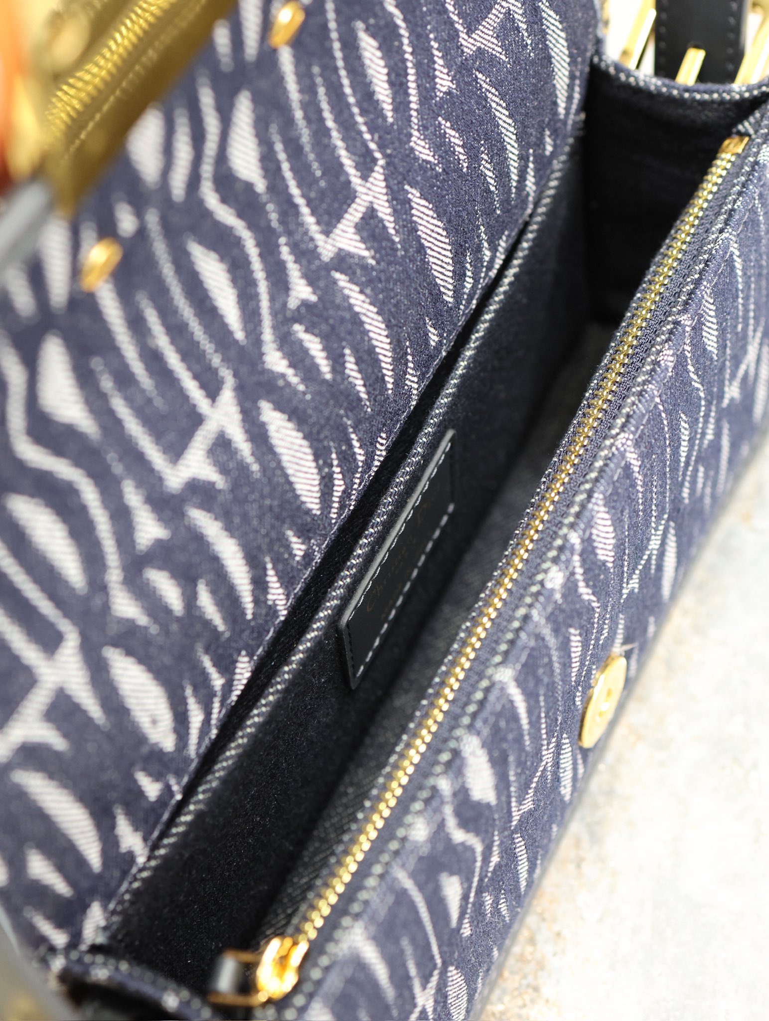 P1240 Miss Dior Flap Bag 💯"Denim Embroidery "This Miss Dior Flap Bag is a new addition to the Winter 2014 Ready-to-Wear collection, reinterpreting Dior's classic styles with modern elegance, crafted in blue denim and decorated with the collection's iconic Miss Dior Allover motif, inspired by the Dior design archives of Marc Bohan. Inspired by Marc Bohan's Dior design archives, the collection is a modern take on 1960s chic with contrasting vintage gold-tone metal plaques adorned with the Miss Dior logo for an everlasting aesthetic. The flap lower compartment features a zippered pocket for organizing everyday essentials, and an adjustable strap that can be worn over the shoulder to create a chic look that exudes haute couture. Miss Dior logo metal plaqueMagnetic flap closureAdjustable leather shoulder strapInterior compartmentInterior zipped pocket and slit pocketModel No.: 2610Size: 22 x 11 x 6 cm (L x H x W)Holds 1 cell phone, 1 wallet and lipstick-High-quality imitation factory