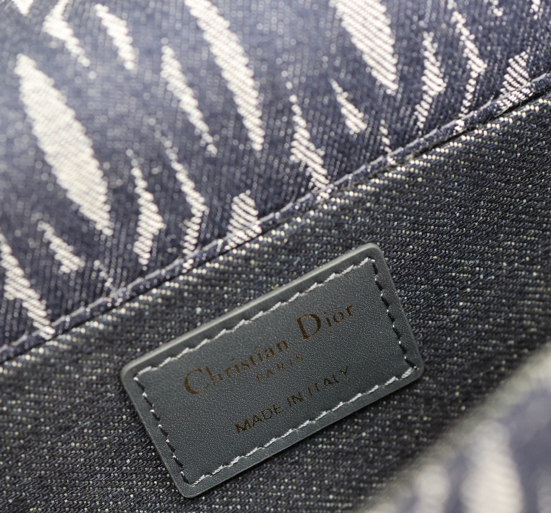 P1240 Miss Dior Flap Bag 💯"Denim Embroidery "This Miss Dior Flap Bag is a new addition to the Winter 2014 Ready-to-Wear collection, reinterpreting Dior's classic styles with modern elegance, crafted in blue denim and decorated with the collection's iconic Miss Dior Allover motif, inspired by the Dior design archives of Marc Bohan. Inspired by Marc Bohan's Dior design archives, the collection is a modern take on 1960s chic with contrasting vintage gold-tone metal plaques adorned with the Miss Dior logo for an everlasting aesthetic. The flap lower compartment features a zippered pocket for organizing everyday essentials, and an adjustable strap that can be worn over the shoulder to create a chic look that exudes haute couture. Miss Dior logo metal plaqueMagnetic flap closureAdjustable leather shoulder strapInterior compartmentInterior zipped pocket and slit pocketModel No.: 2610Size: 22 x 11 x 6 cm (L x H x W)Holds 1 cell phone, 1 wallet and lipstick-High-quality imitation factory