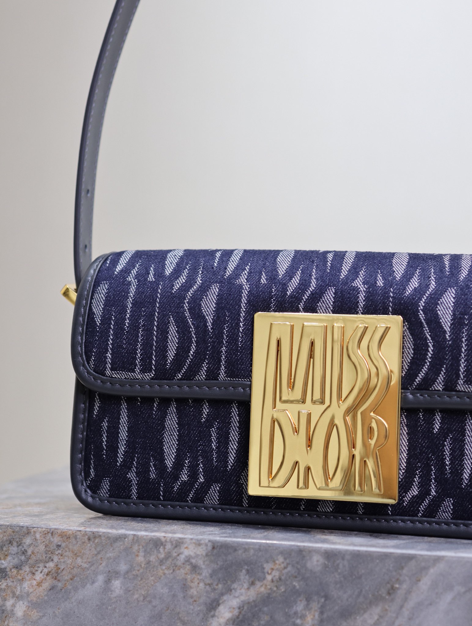 P1240 Miss Dior Flap Bag 💯"Denim Embroidery "This Miss Dior Flap Bag is a new addition to the Winter 2014 Ready-to-Wear collection, reinterpreting Dior's classic styles with modern elegance, crafted in blue denim and decorated with the collection's iconic Miss Dior Allover motif, inspired by the Dior design archives of Marc Bohan. Inspired by Marc Bohan's Dior design archives, the collection is a modern take on 1960s chic with contrasting vintage gold-tone metal plaques adorned with the Miss Dior logo for an everlasting aesthetic. The flap lower compartment features a zippered pocket for organizing everyday essentials, and an adjustable strap that can be worn over the shoulder to create a chic look that exudes haute couture. Miss Dior logo metal plaqueMagnetic flap closureAdjustable leather shoulder strapInterior compartmentInterior zipped pocket and slit pocketModel No.: 2610Size: 22 x 11 x 6 cm (L x H x W)Holds 1 cell phone, 1 wallet and lipstick-High-quality imitation factory