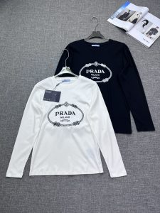 P460 Prada 普拉达 2024新款长袖T恤
经典大方的款式可以穿十年都还是流行的那种你一定要收藏几件难得精致极致的款你一定要收！好品味的一件！重要到哪个季节都绕不开它百分百进口顶级纯棉棉！织法精细！结实！世界公认最好的棉之一！手感质感都极完美! LOGO图案设计！完美的丰富大家的视觉感！让你感觉干净利落！时尚又好看！！穿上普拉达的这款短袖才知道什么是人间太值得！PRADA一直都是欧洲贵族和上流社会雅士追求的品质生活这款简易休闲百搭T恤更是穿出个人奢侈的单品色彩时尚 奢侈的材质和严谨的工艺是PRADA圈粉的主要利器平整有型的圆领版型温暖舒适好穿又好搭黑白双色自带腔调和帅气真正的一款打天下！品牌的设计细节十分考究上身轻便有型每季都要入手最新的T恤面对这种消耗品直接省了你出门穿搭的烦恼市面上的字母T恤有很多但这款还很难得一见了信手拈来的流线剪裁淡淡的休闲文艺气质给足春日的排面每个对时髦度有追求的你都不妨上身一试！ls尺码：S-3XL-高仿包包