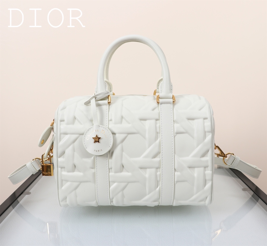 Dior Groove♣️ 25 Handbag "Large Black Embossed Lattice" This Dior Groove 25 handbag is part of the Winter 2014 Ready-to-Wear collection designed by Maria Grazia Chiuri and is elegantly crafted in black cowhide leather embossed with a quilted effect and oversized rattan lattice motifs that emphasize Dior's craftsmanship Leather. Adorned with the Christian Dior Paris logo and gold-tone stars, the key bag has a distinctive zipper padlock that opens with the key. The spacious compartment features a slit pocket and a zipper pocket for storing everyday essentials. With its leather top handle and adjustable, detachable shoulder strap, it can be carried in the hand, over the shoulder or across the body, making it the ideal bag for everyday styling. Leather key pouch with Christian Dior Paris logo padlock embellished with vintage gold-tone metal stars Key adjustable, detachable leather shoulder strap Interior zipped pocket Interior slit pocket Model: 1365 Dimensions: 25 x 19 x 16 cm (L x H x W) Holds 1 pouch, 1 wallet, 1 mobile phone, 1 card, 1 wallet, 1 mobile phone, 1 card, 1 mobile phone, 1 mobile phone, 1 mobile phone, 1 mobile phone, 1 mobile phone, 1 mobile phone, 1 mobile phone, 1 mobile phone, 1 mobile phone, 1 mobile phone, 1 mobile phone, 1 mobile phone 1 cell phone, 1 card holder, sunglasses and lip balm-High Fashion Factory