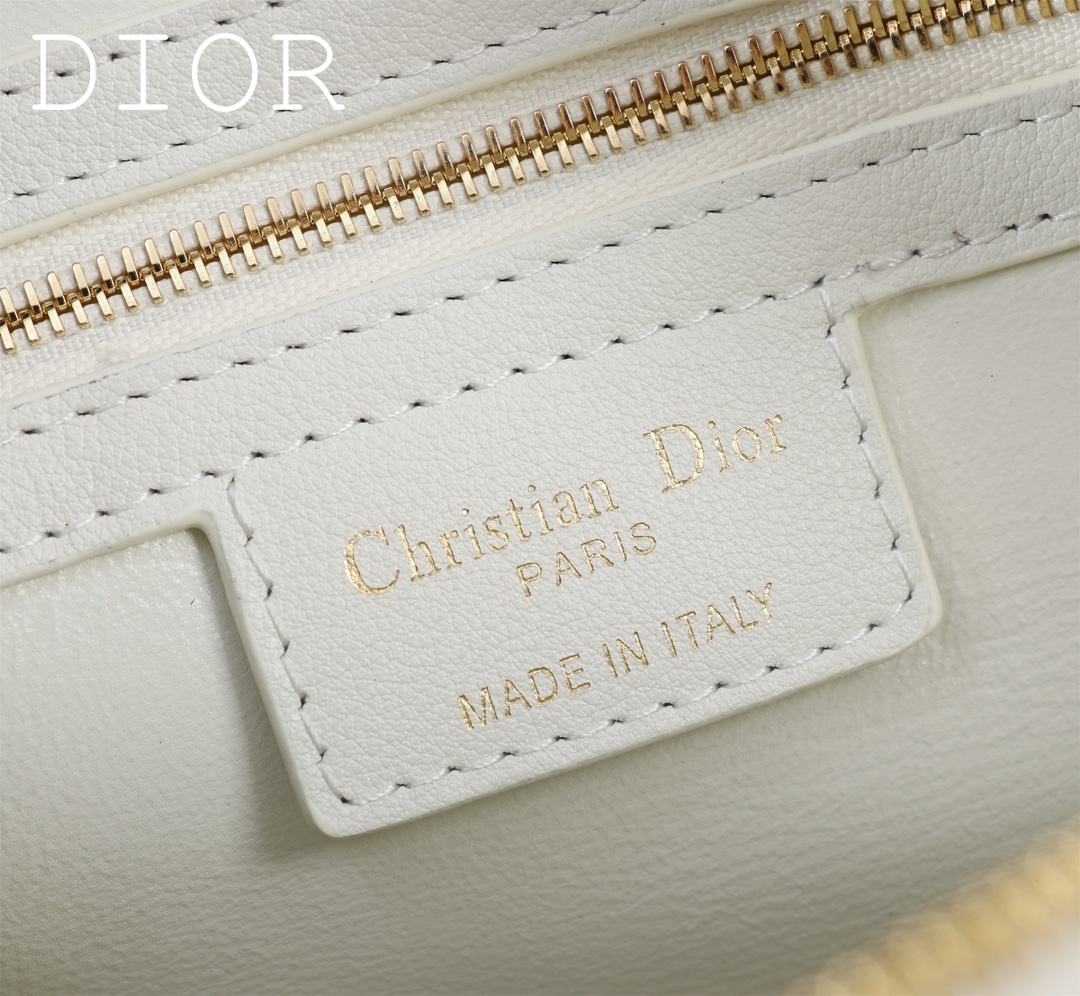 Dior Groove♣️ 25 Handbag "Large Black Embossed Lattice" This Dior Groove 25 handbag is part of the Winter 2014 Ready-to-Wear collection designed by Maria Grazia Chiuri and is elegantly crafted in black cowhide leather embossed with a quilted effect and oversized rattan lattice motifs that emphasize Dior's craftsmanship Leather. Adorned with the Christian Dior Paris logo and gold-tone stars, the key bag has a distinctive zipper padlock that opens with the key. The spacious compartment features a slit pocket and a zipper pocket for storing everyday essentials. With its leather top handle and adjustable, detachable shoulder strap, it can be carried in the hand, over the shoulder or across the body, making it the ideal bag for everyday styling. Leather key pouch with Christian Dior Paris logo padlock embellished with vintage gold-tone metal stars Key adjustable, detachable leather shoulder strap Interior zipped pocket Interior slit pocket Model: 1365 Dimensions: 25 x 19 x 16 cm (L x H x W) Holds 1 pouch, 1 wallet, 1 mobile phone, 1 card, 1 wallet, 1 mobile phone, 1 card, 1 mobile phone, 1 mobile phone, 1 mobile phone, 1 mobile phone, 1 mobile phone, 1 mobile phone, 1 mobile phone, 1 mobile phone, 1 mobile phone, 1 mobile phone, 1 mobile phone, 1 mobile phone 1 cell phone, 1 card holder, sunglasses and lip balm-High Fashion Factory