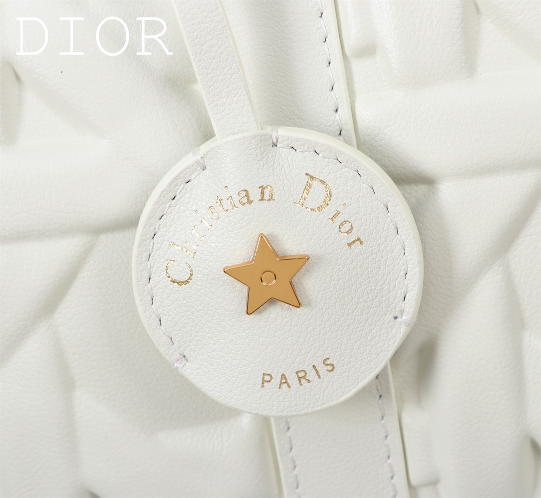 Dior Groove♣️ 25 Handbag "Large Black Embossed Lattice" This Dior Groove 25 handbag is part of the Winter 2014 Ready-to-Wear collection designed by Maria Grazia Chiuri and is elegantly crafted in black cowhide leather embossed with a quilted effect and oversized rattan lattice motifs that emphasize Dior's craftsmanship Leather. Adorned with the Christian Dior Paris logo and gold-tone stars, the key bag has a distinctive zipper padlock that opens with the key. The spacious compartment features a slit pocket and a zipper pocket for storing everyday essentials. With its leather top handle and adjustable, detachable shoulder strap, it can be carried in the hand, over the shoulder or across the body, making it the ideal bag for everyday styling. Leather key pouch with Christian Dior Paris logo padlock embellished with vintage gold-tone metal stars Key adjustable, detachable leather shoulder strap Interior zipped pocket Interior slit pocket Model: 1365 Dimensions: 25 x 19 x 16 cm (L x H x W) Holds 1 pouch, 1 wallet, 1 mobile phone, 1 card, 1 wallet, 1 mobile phone, 1 card, 1 mobile phone, 1 mobile phone, 1 mobile phone, 1 mobile phone, 1 mobile phone, 1 mobile phone, 1 mobile phone, 1 mobile phone, 1 mobile phone, 1 mobile phone, 1 mobile phone, 1 mobile phone 1 cell phone, 1 card holder, sunglasses and lip balm-High Fashion Factory