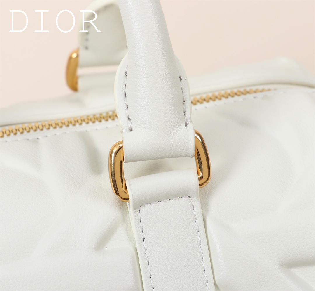 Dior Groove♣️ 25 Handbag "Large Black Embossed Lattice" This Dior Groove 25 handbag is part of the Winter 2014 Ready-to-Wear collection designed by Maria Grazia Chiuri and is elegantly crafted in black cowhide leather embossed with a quilted effect and oversized rattan lattice motifs that emphasize Dior's craftsmanship Leather. Adorned with the Christian Dior Paris logo and gold-tone stars, the key bag has a distinctive zipper padlock that opens with the key. The spacious compartment features a slit pocket and a zipper pocket for storing everyday essentials. With its leather top handle and adjustable, detachable shoulder strap, it can be carried in the hand, over the shoulder or across the body, making it the ideal bag for everyday styling. Leather key pouch with Christian Dior Paris logo padlock embellished with vintage gold-tone metal stars Key adjustable, detachable leather shoulder strap Interior zipped pocket Interior slit pocket Model: 1365 Dimensions: 25 x 19 x 16 cm (L x H x W) Holds 1 pouch, 1 wallet, 1 mobile phone, 1 card, 1 wallet, 1 mobile phone, 1 card, 1 mobile phone, 1 mobile phone, 1 mobile phone, 1 mobile phone, 1 mobile phone, 1 mobile phone, 1 mobile phone, 1 mobile phone, 1 mobile phone, 1 mobile phone, 1 mobile phone, 1 mobile phone 1 cell phone, 1 card holder, sunglasses and lip balm-High Fashion Factory
