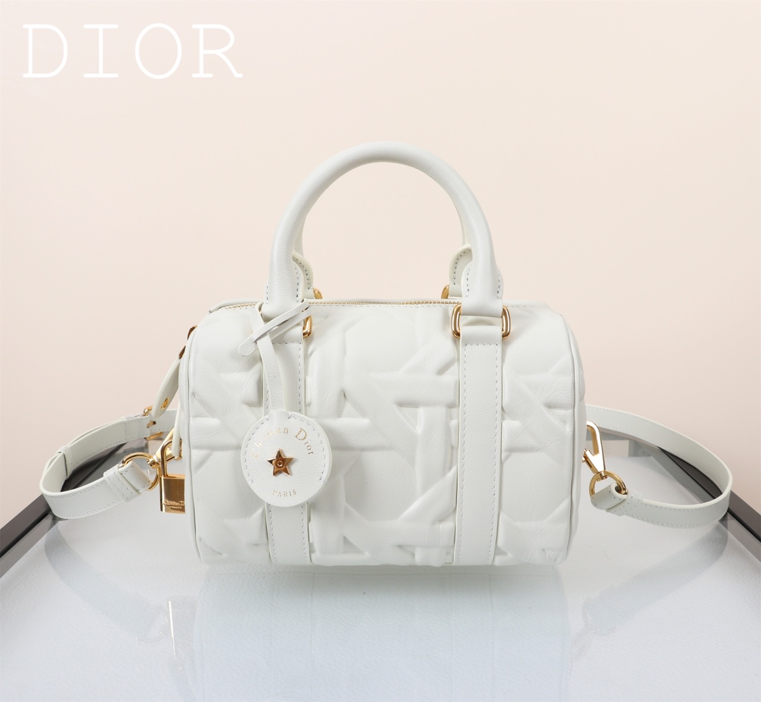 Dior Groove♣️ 20 手袋「小号白色压花菱格」
这款 Dior Groove 20 手袋是二零二四冬季成衣系列新品由玛丽亚·嘉茜娅·蔻丽 (Maria Grazia Chiuri) 设计优雅时尚采用白色牛皮革压花精心制作饰以绗缝效果超大藤格纹图案彰显 Dior 的精湛工艺皮革钥匙包饰以 Christian Dior Paris 标志并点缀以金色饰面星星别具一格随挂钥匙可打开拉链挂锁宽敞的隔层设有一个插袋和一个拉链口袋可收纳各种日常用品搭配皮革顶部手柄和可调节、可拆卸的肩带可手提、肩背或斜挎是打造日常造型的理想手袋
拉链开合搭配镌刻以 Christian Dior Paris 标志的挂锁
饰以 Christian Dior Paris 标志并点缀以复古金色饰面金属星星的皮革钥匙包搭配钥匙
可调节、可拆卸的皮革肩带
内部拉链口袋
内部插袋

型号：1364
尺寸：20.5 x 13.5 x 12 厘米（长 x 高 x 宽）
可收纳 1 部手机、1 个钱包、1 个卡夹、太阳眼镜和唇膏-高仿包包