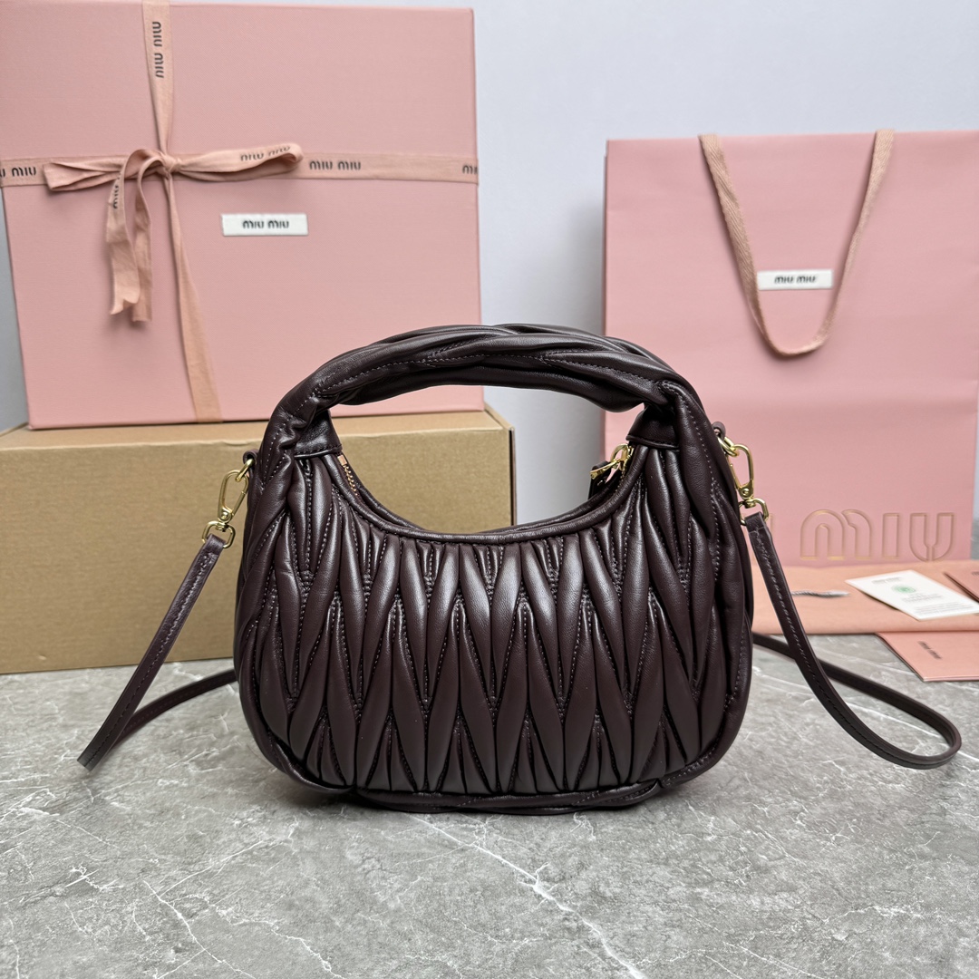 图片[7]-P1500  MiuWander手袋 0365BC125：采用进口小羊皮经典品牌标志性Matelasse纹理绣花复古磨砂五金利用圆孤的曲线保留了应有的俏皮感包型整体硬挺有型充满个性可甜可盐容量可光各大时尚搏主几乎人手一个颜色多多黑奶白孔雀蓝日光黄樱花粉大红尺寸：20X17X6配原版包装-高仿包包