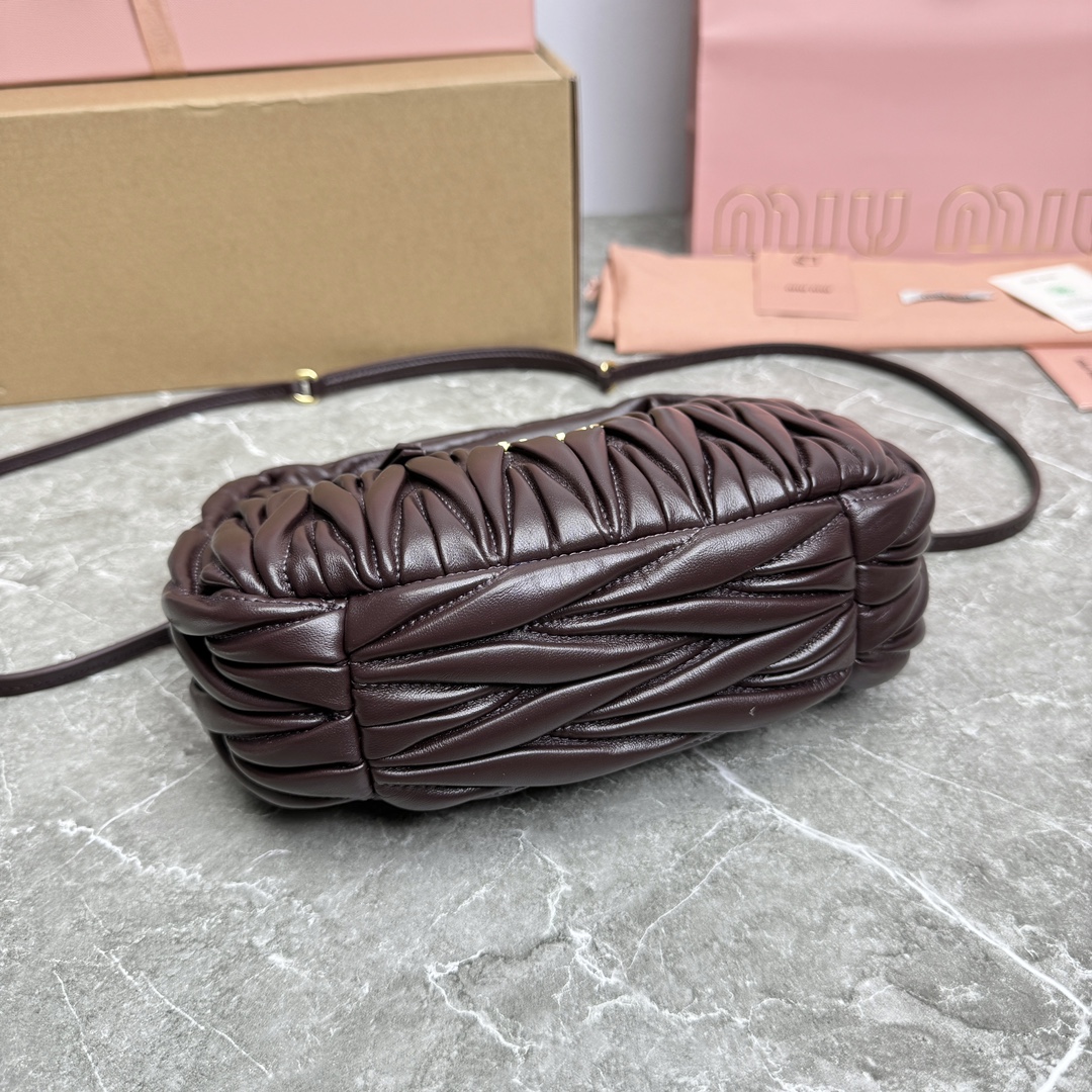 图片[6]-P1500  MiuWander手袋 0365BC125：采用进口小羊皮经典品牌标志性Matelasse纹理绣花复古磨砂五金利用圆孤的曲线保留了应有的俏皮感包型整体硬挺有型充满个性可甜可盐容量可光各大时尚搏主几乎人手一个颜色多多黑奶白孔雀蓝日光黄樱花粉大红尺寸：20X17X6配原版包装-高仿包包