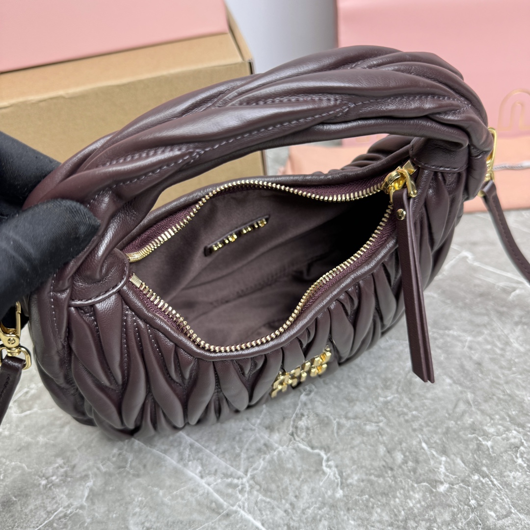 图片[9]-P1500  MiuWander手袋 0365BC125：采用进口小羊皮经典品牌标志性Matelasse纹理绣花复古磨砂五金利用圆孤的曲线保留了应有的俏皮感包型整体硬挺有型充满个性可甜可盐容量可光各大时尚搏主几乎人手一个颜色多多黑奶白孔雀蓝日光黄樱花粉大红尺寸：20X17X6配原版包装-高仿包包
