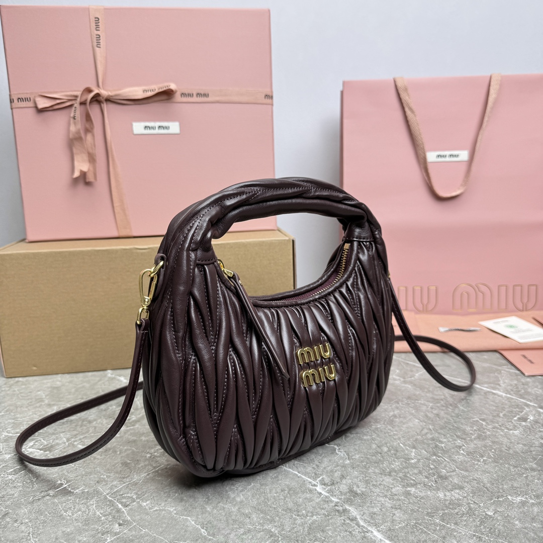 图片[5]-P1500  MiuWander手袋 0365BC125：采用进口小羊皮经典品牌标志性Matelasse纹理绣花复古磨砂五金利用圆孤的曲线保留了应有的俏皮感包型整体硬挺有型充满个性可甜可盐容量可光各大时尚搏主几乎人手一个颜色多多黑奶白孔雀蓝日光黄樱花粉大红尺寸：20X17X6配原版包装-高仿包包