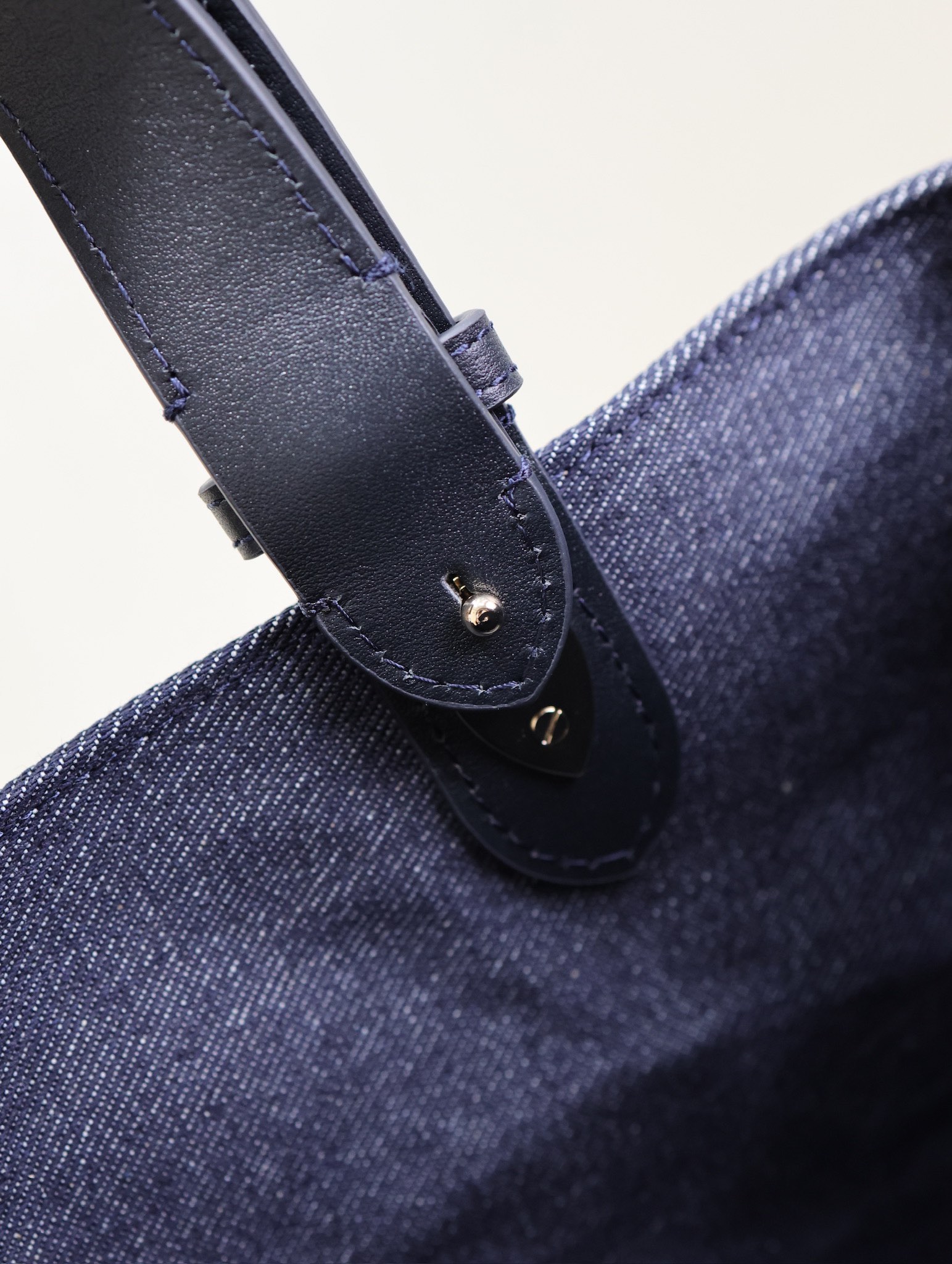 P1460 💯Medium Dior Toujours Handbag "Denim Rattan" This casual and functional Dior Toujours handbag is crafted from blue denim and other materials in a Graphic Rattan pattern and features a stylish 3D version of Dior's iconic pattern. Pockets to neatly organize everyday essentialsSlim leather lace closure to securely store itemsAdditional CD Lock with letter D knob closureAdjustable sides for added styleMedium sizeLeather top handle with adjustable detailsCan be carried on the hand or on the shoulderDouble closure: Slim lace and Christian Dior Paris lace with CD Lock closureD.I.O.R. Detachable charmInterior pouchAdjustable top leather handleModel No.: 1188Size: 28.5 x 21.5 x 17 cm (L x H x W)Holds 2 wallets, 1 cell phone, 2 card holders, sunglasses, and lipstick-High-quality imitation factory