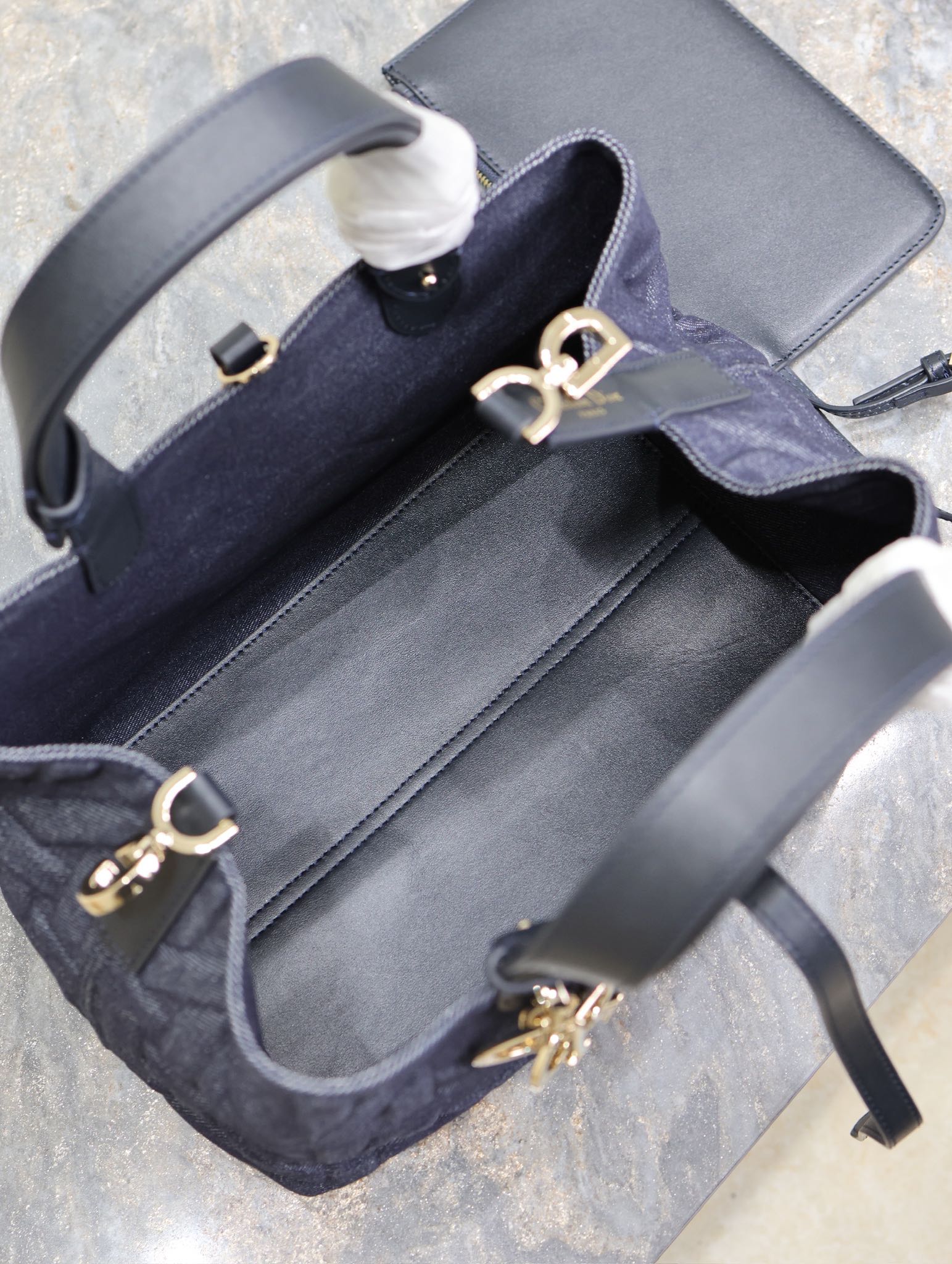 P1460 💯Medium Dior Toujours Handbag "Denim Rattan" This casual and functional Dior Toujours handbag is crafted from blue denim and other materials in a Graphic Rattan pattern and features a stylish 3D version of Dior's iconic pattern. Pockets to neatly organize everyday essentialsSlim leather lace closure to securely store itemsAdditional CD Lock with letter D knob closureAdjustable sides for added styleMedium sizeLeather top handle with adjustable detailsCan be carried on the hand or on the shoulderDouble closure: Slim lace and Christian Dior Paris lace with CD Lock closureD.I.O.R. Detachable charmInterior pouchAdjustable top leather handleModel No.: 1188Size: 28.5 x 21.5 x 17 cm (L x H x W)Holds 2 wallets, 1 cell phone, 2 card holders, sunglasses, and lipstick-High-quality imitation factory