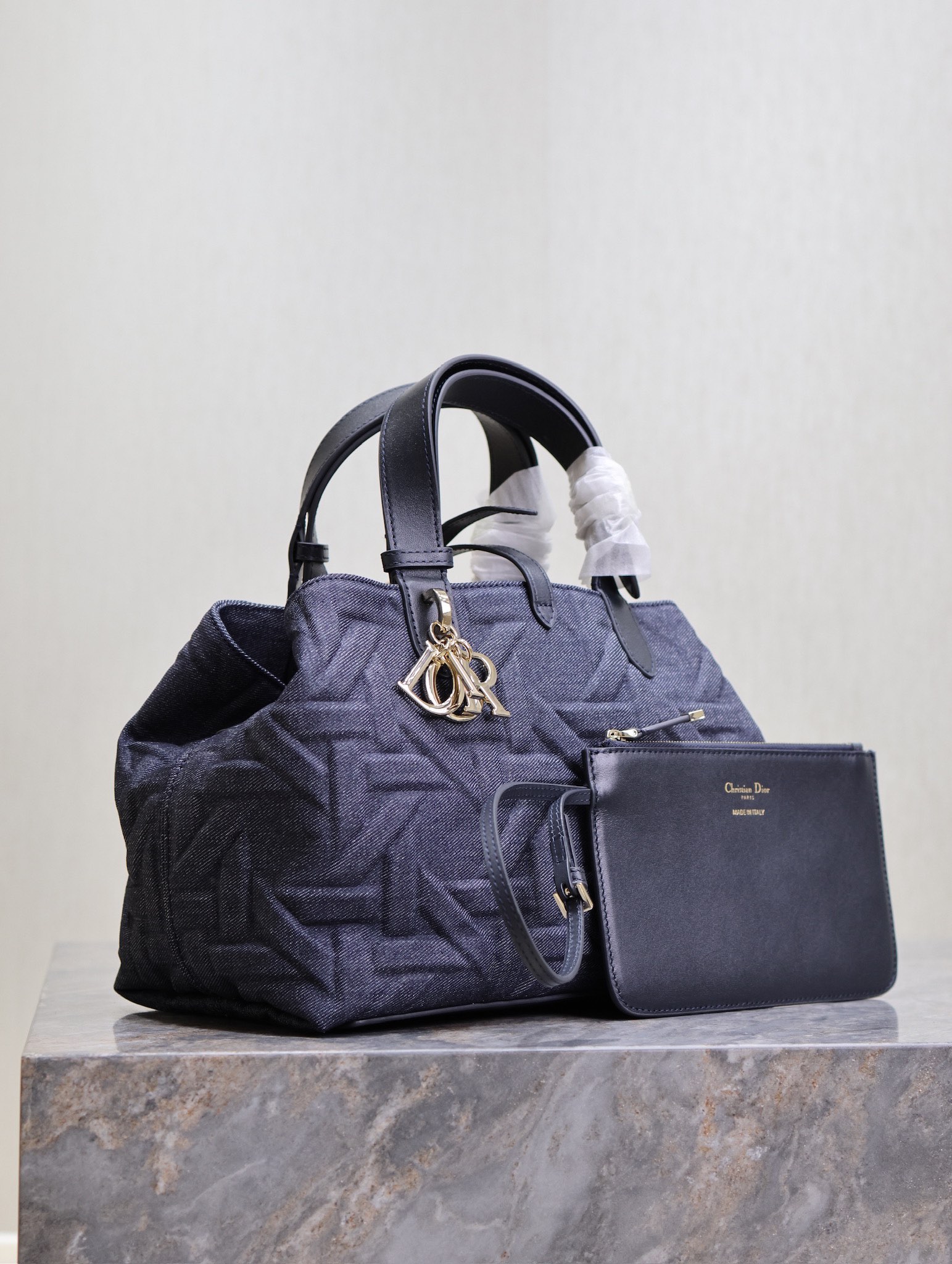 P1460 💯Medium Dior Toujours Handbag "Denim Rattan" This casual and functional Dior Toujours handbag is crafted from blue denim and other materials in a Graphic Rattan pattern and features a stylish 3D version of Dior's iconic pattern. Pockets to neatly organize everyday essentialsSlim leather lace closure to securely store itemsAdditional CD Lock with letter D knob closureAdjustable sides for added styleMedium sizeLeather top handle with adjustable detailsCan be carried on the hand or on the shoulderDouble closure: Slim lace and Christian Dior Paris lace with CD Lock closureD.I.O.R. Detachable charmInterior pouchAdjustable top leather handleModel No.: 1188Size: 28.5 x 21.5 x 17 cm (L x H x W)Holds 2 wallets, 1 cell phone, 2 card holders, sunglasses, and lipstick-High-quality imitation factory