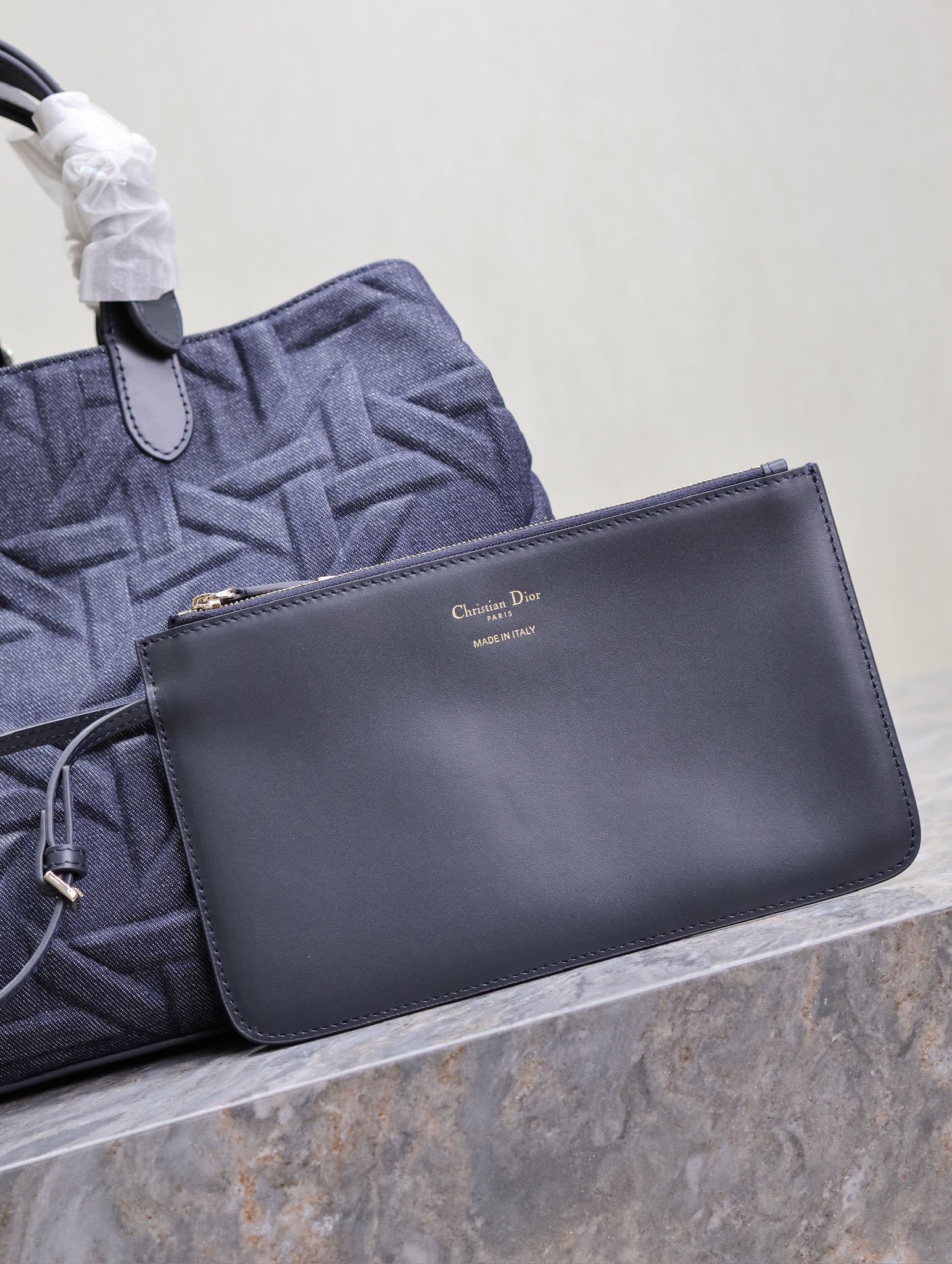 P1520 💯Large Dior Toujours Handbag "Denim Embossed Rattan" This casual and functional Dior Toujours handbag is crafted from blue denim and other materials in a Graphic Rattan pattern and features a sleek, 3D version of Dior's iconic pattern. Pockets to neatly organize everyday essentialsSlim leather lace closure to securely store your belongingsAn additional CD Lock with letter D knob closureAdjustable sides for added styleLarge styleLeather top handles with adjustable detailsCan be carried by hand or over the shoulderDouble closure: Slim lace and Christian Dior Paris lace with CD Lock closureD.I.O.R. Detachable charmInterior pouchAdjustable top leather handleModel No.: 1188Size: 37 x 27 x 19 cm (L x H x W)Spacious enough to store 1 15-inch laptop, 1 clutch, 1 wallet, 1 cell phone, 1 card holder, sunglasses, and lipstick-High-quality imitation factory