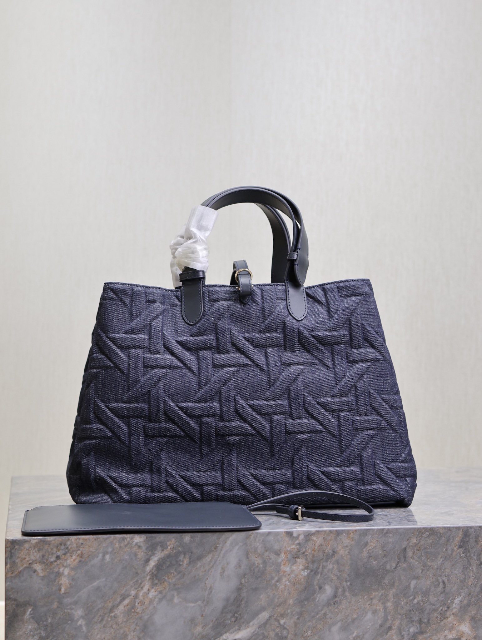 P1520 💯Large Dior Toujours Handbag "Denim Embossed Rattan" This casual and functional Dior Toujours handbag is crafted from blue denim and other materials in a Graphic Rattan pattern and features a sleek, 3D version of Dior's iconic pattern. Pockets to neatly organize everyday essentialsSlim leather lace closure to securely store your belongingsAn additional CD Lock with letter D knob closureAdjustable sides for added styleLarge styleLeather top handles with adjustable detailsCan be carried by hand or over the shoulderDouble closure: Slim lace and Christian Dior Paris lace with CD Lock closureD.I.O.R. Detachable charmInterior pouchAdjustable top leather handleModel No.: 1188Size: 37 x 27 x 19 cm (L x H x W)Spacious enough to store 1 15-inch laptop, 1 clutch, 1 wallet, 1 cell phone, 1 card holder, sunglasses, and lipstick-High-quality imitation factory