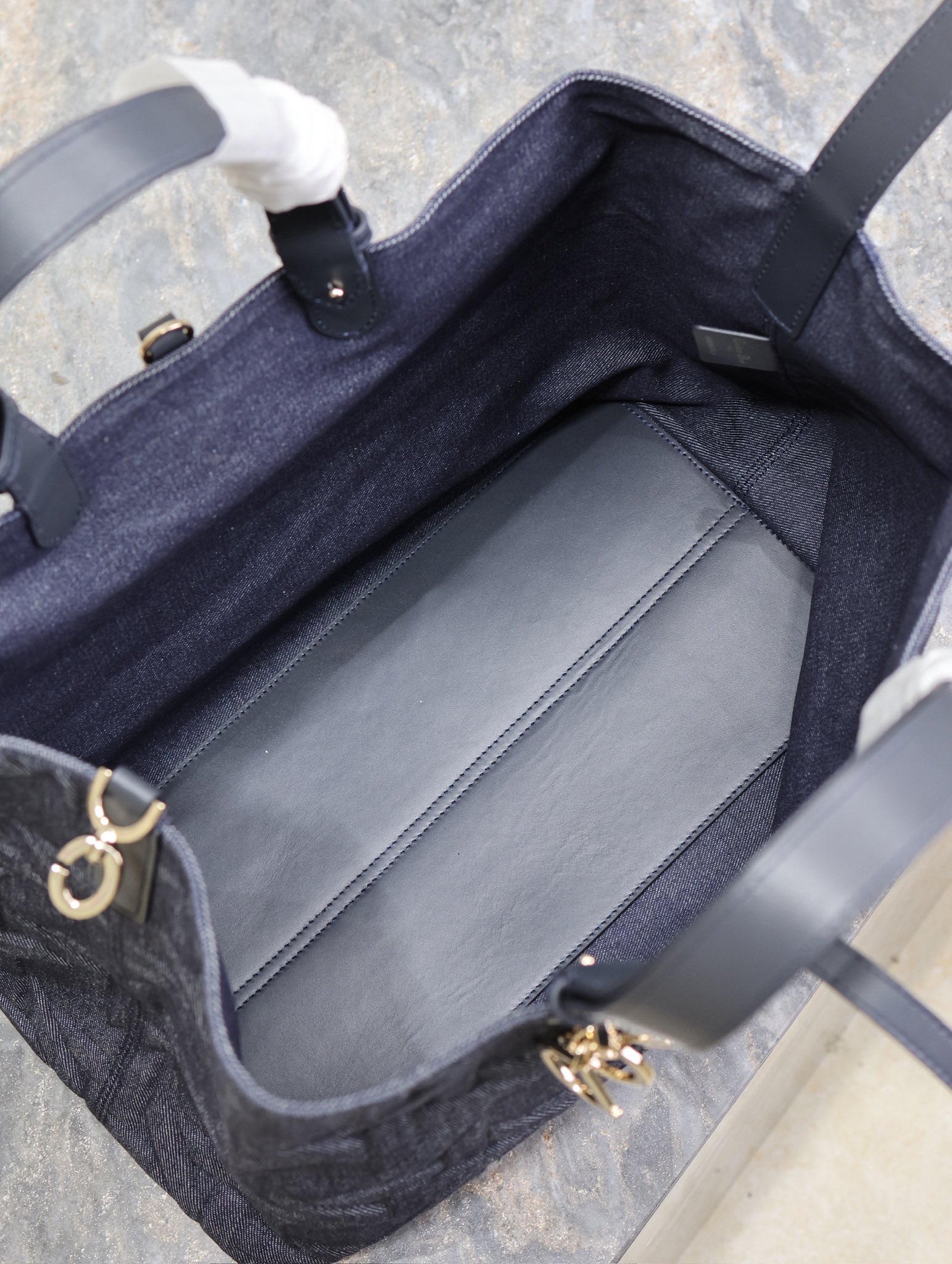 P1520 💯Large Dior Toujours Handbag "Denim Embossed Rattan" This casual and functional Dior Toujours handbag is crafted from blue denim and other materials in a Graphic Rattan pattern and features a sleek, 3D version of Dior's iconic pattern. Pockets to neatly organize everyday essentialsSlim leather lace closure to securely store your belongingsAn additional CD Lock with letter D knob closureAdjustable sides for added styleLarge styleLeather top handles with adjustable detailsCan be carried by hand or over the shoulderDouble closure: Slim lace and Christian Dior Paris lace with CD Lock closureD.I.O.R. Detachable charmInterior pouchAdjustable top leather handleModel No.: 1188Size: 37 x 27 x 19 cm (L x H x W)Spacious enough to store 1 15-inch laptop, 1 clutch, 1 wallet, 1 cell phone, 1 card holder, sunglasses, and lipstick-High-quality imitation factory