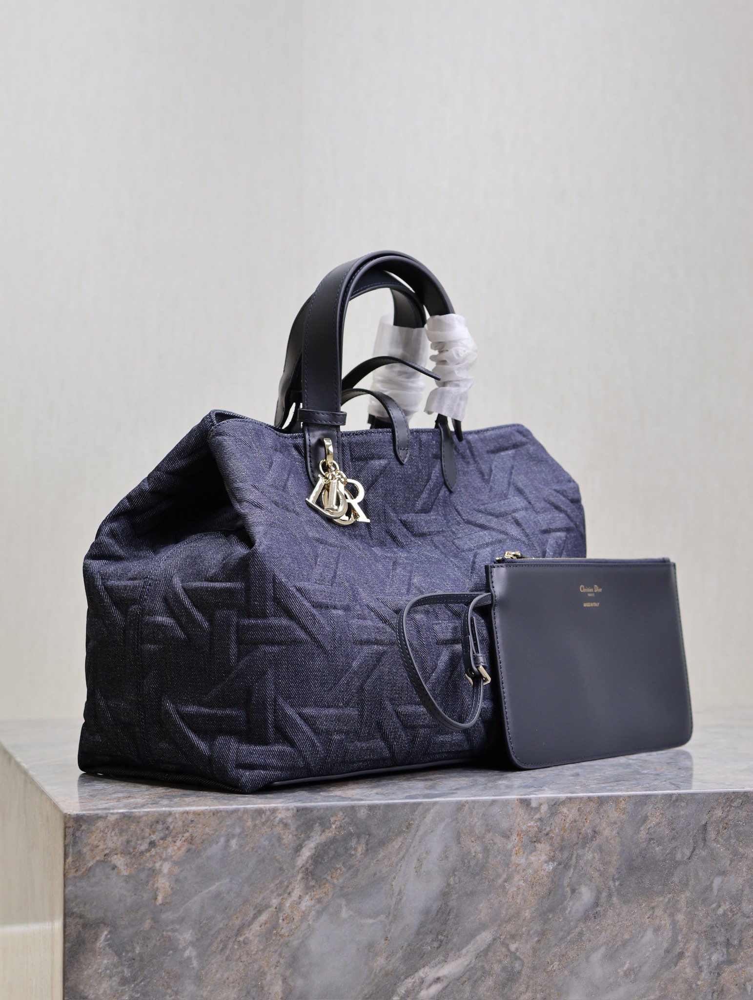 P1520 💯Large Dior Toujours Handbag "Denim Embossed Rattan" This casual and functional Dior Toujours handbag is crafted from blue denim and other materials in a Graphic Rattan pattern and features a sleek, 3D version of Dior's iconic pattern. Pockets to neatly organize everyday essentialsSlim leather lace closure to securely store your belongingsAn additional CD Lock with letter D knob closureAdjustable sides for added styleLarge styleLeather top handles with adjustable detailsCan be carried by hand or over the shoulderDouble closure: Slim lace and Christian Dior Paris lace with CD Lock closureD.I.O.R. Detachable charmInterior pouchAdjustable top leather handleModel No.: 1188Size: 37 x 27 x 19 cm (L x H x W)Spacious enough to store 1 15-inch laptop, 1 clutch, 1 wallet, 1 cell phone, 1 card holder, sunglasses, and lipstick-High-quality imitation factory