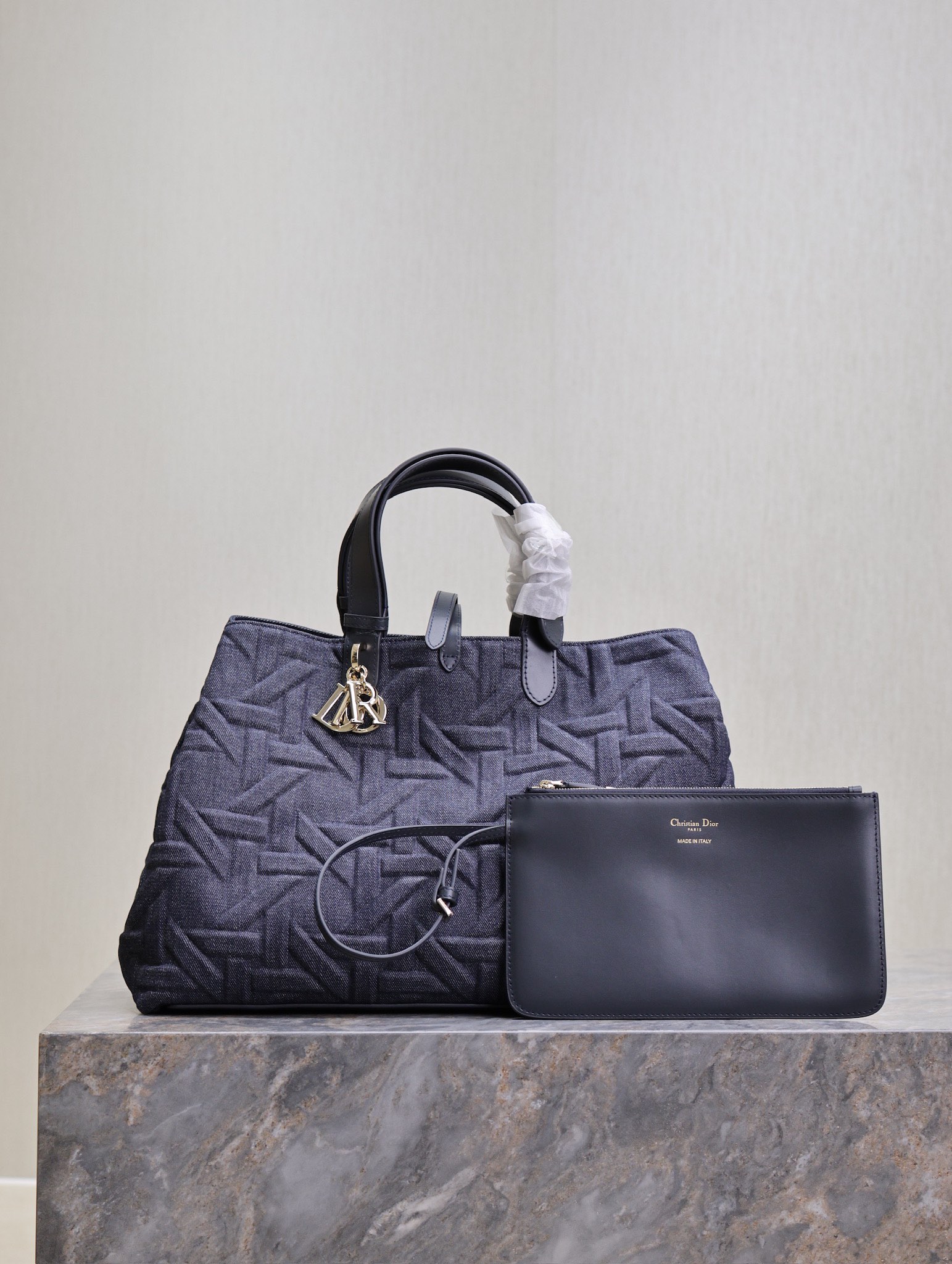 P1520 💯Large Dior Toujours Handbag "Denim Embossed Rattan" This casual and functional Dior Toujours handbag is crafted from blue denim and other materials in a Graphic Rattan pattern and features a sleek, 3D version of Dior's iconic pattern. Pockets to neatly organize everyday essentialsSlim leather lace closure to securely store your belongingsAn additional CD Lock with letter D knob closureAdjustable sides for added styleLarge styleLeather top handles with adjustable detailsCan be carried by hand or over the shoulderDouble closure: Slim lace and Christian Dior Paris lace with CD Lock closureD.I.O.R. Detachable charmInterior pouchAdjustable top leather handleModel No.: 1188Size: 37 x 27 x 19 cm (L x H x W)Spacious enough to store 1 15-inch laptop, 1 clutch, 1 wallet, 1 cell phone, 1 card holder, sunglasses, and lipstick-High-quality imitation factory