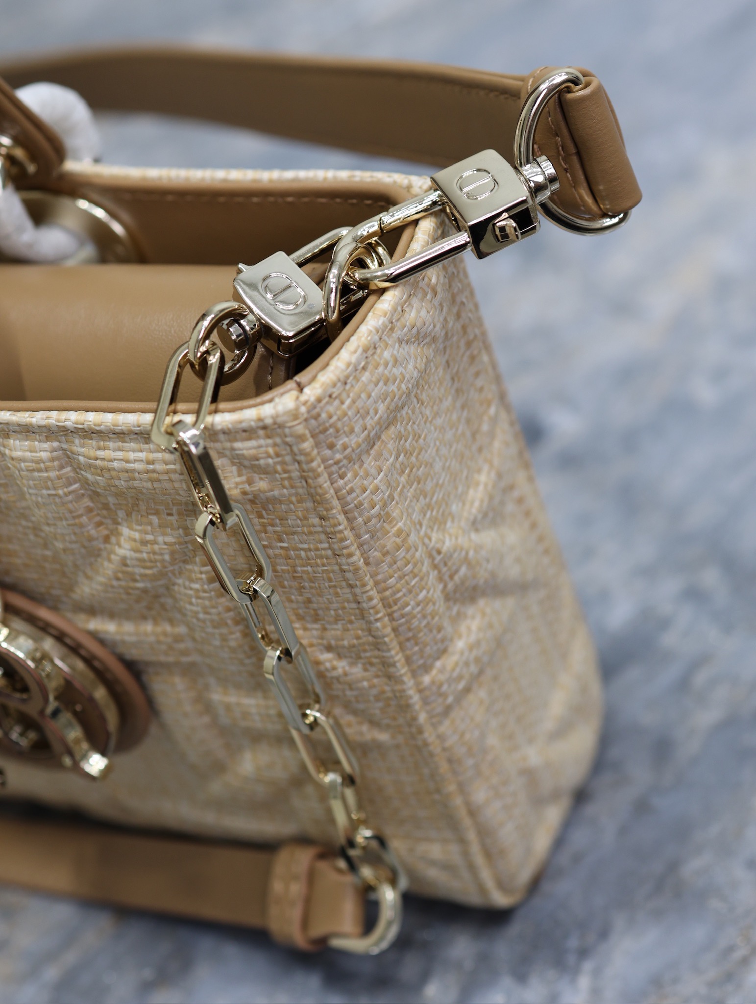 P1340 Medium Lady D-Joy Handbag "Raffia Rattan" This Lady D-Joy handbag highlights the minimalist aesthetic of the Lady Dior collection, which focuses on Dior's profound vision of elegance and beauty, crafted in beige raffia and decorated with a Graphic rattan check pattern in a sleek, 3D version of Dior's iconic motifs in camel leather. D.I.O.R. charm adds a touch of movement to the delicate silhouetteMedium size with detachable chain shoulder strap and adjustable, detachable leather shoulder strapCan be carried by hand, over the shoulder or across the bodyIdeal for everyday stylingDetachable chain shoulder strapAdjustable, detachable leather shoulder strapModel no.: 0613Dimensions: 26 x 13.5 x 5 cm (L x H x W)Holds 1 cell phone, 1 card holder, Sunglasses and Lipstick-High Fake Factory