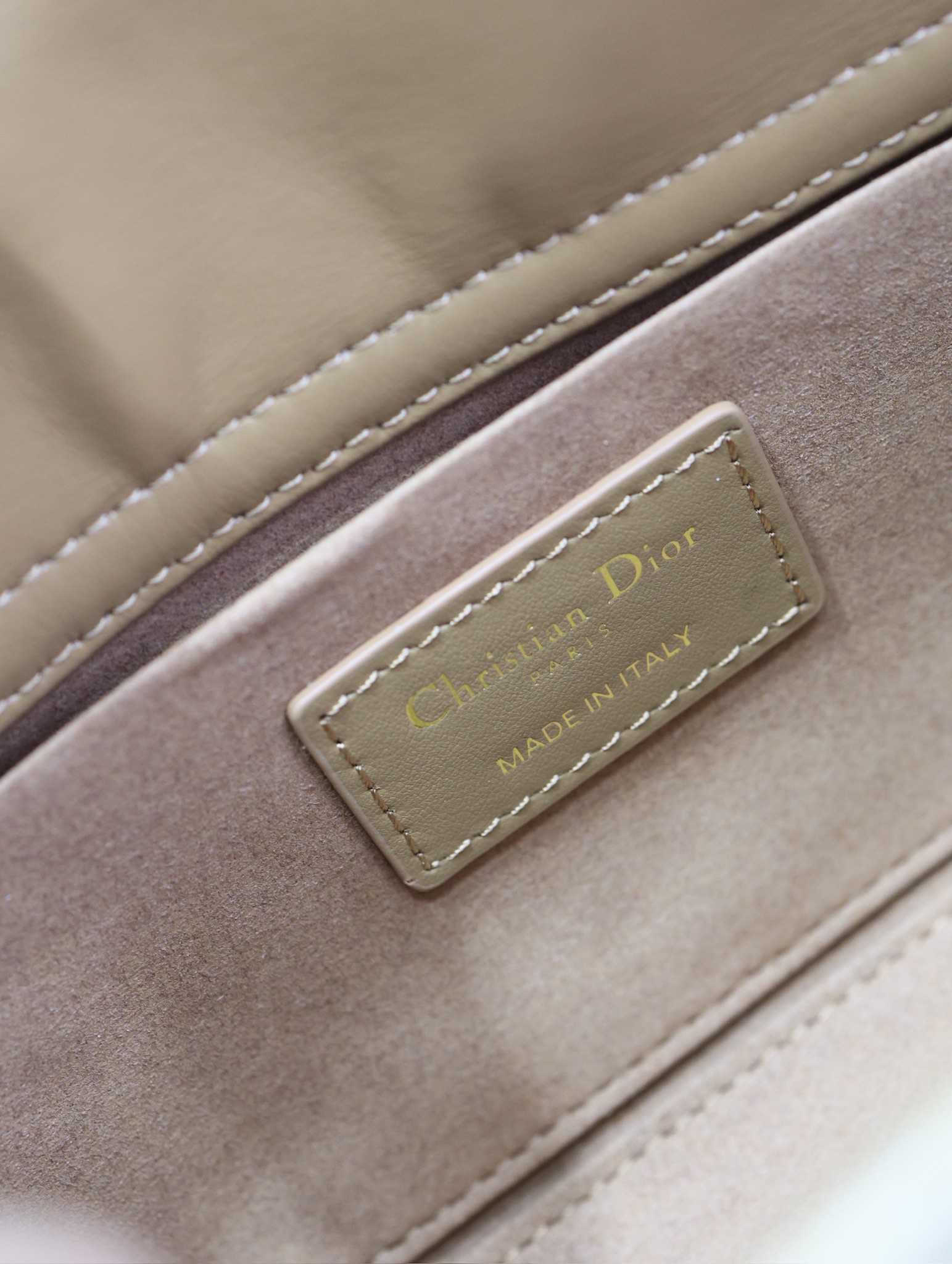 P1340 Medium Lady D-Joy Handbag "Raffia Rattan" This Lady D-Joy handbag highlights the minimalist aesthetic of the Lady Dior collection, which focuses on Dior's profound vision of elegance and beauty, crafted in beige raffia and decorated with a Graphic rattan check pattern in a sleek, 3D version of Dior's iconic motifs in camel leather. D.I.O.R. charm adds a touch of movement to the delicate silhouetteMedium size with detachable chain shoulder strap and adjustable, detachable leather shoulder strapCan be carried by hand, over the shoulder or across the bodyIdeal for everyday stylingDetachable chain shoulder strapAdjustable, detachable leather shoulder strapModel no.: 0613Dimensions: 26 x 13.5 x 5 cm (L x H x W)Holds 1 cell phone, 1 card holder, Sunglasses and Lipstick-High Fake Factory