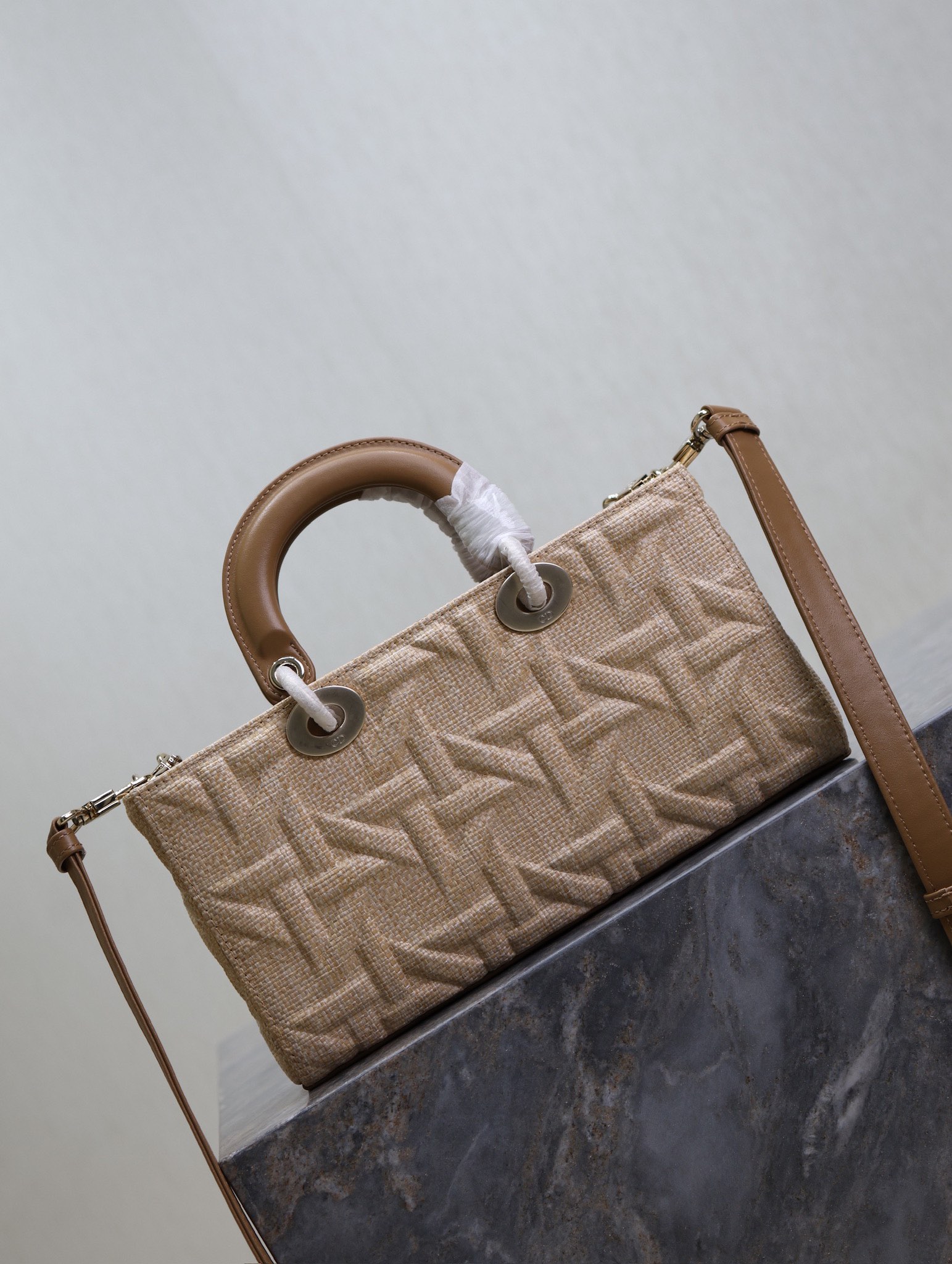 P1340 Medium Lady D-Joy Handbag "Raffia Rattan" This Lady D-Joy handbag highlights the minimalist aesthetic of the Lady Dior collection, which focuses on Dior's profound vision of elegance and beauty, crafted in beige raffia and decorated with a Graphic rattan check pattern in a sleek, 3D version of Dior's iconic motifs in camel leather. D.I.O.R. charm adds a touch of movement to the delicate silhouetteMedium size with detachable chain shoulder strap and adjustable, detachable leather shoulder strapCan be carried by hand, over the shoulder or across the bodyIdeal for everyday stylingDetachable chain shoulder strapAdjustable, detachable leather shoulder strapModel no.: 0613Dimensions: 26 x 13.5 x 5 cm (L x H x W)Holds 1 cell phone, 1 card holder, Sunglasses and Lipstick-High Fake Factory